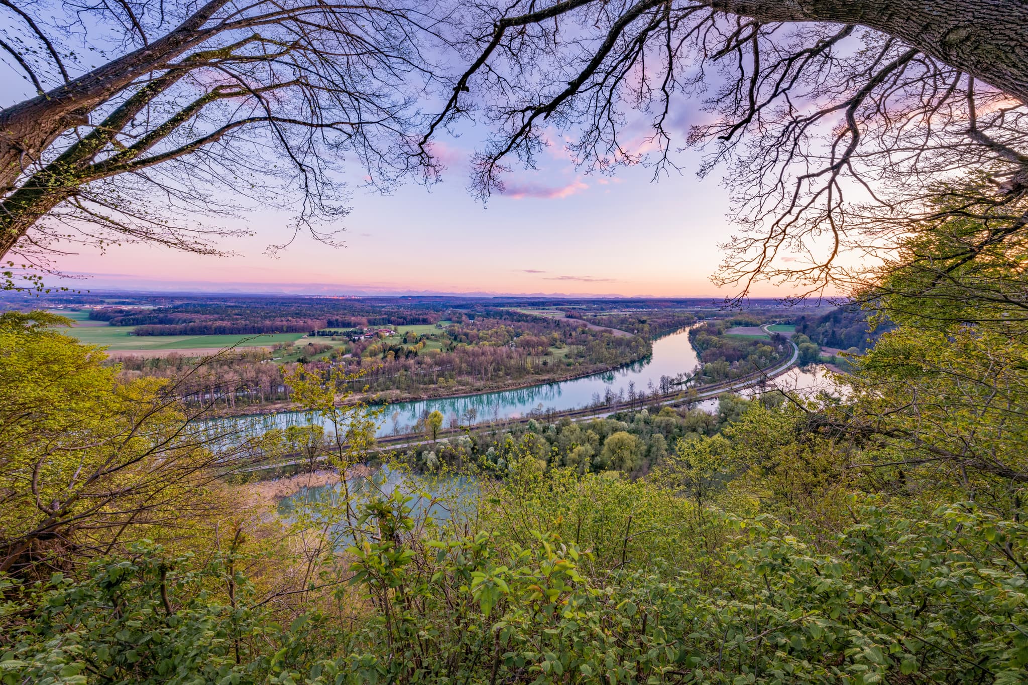 Panoramablick über die Flusslandschaft bei Leonberg, Marktl, Landkreis Altötting, Oberbayern. Weite Aussicht in der Region Inn-Salzach, Deutschland.