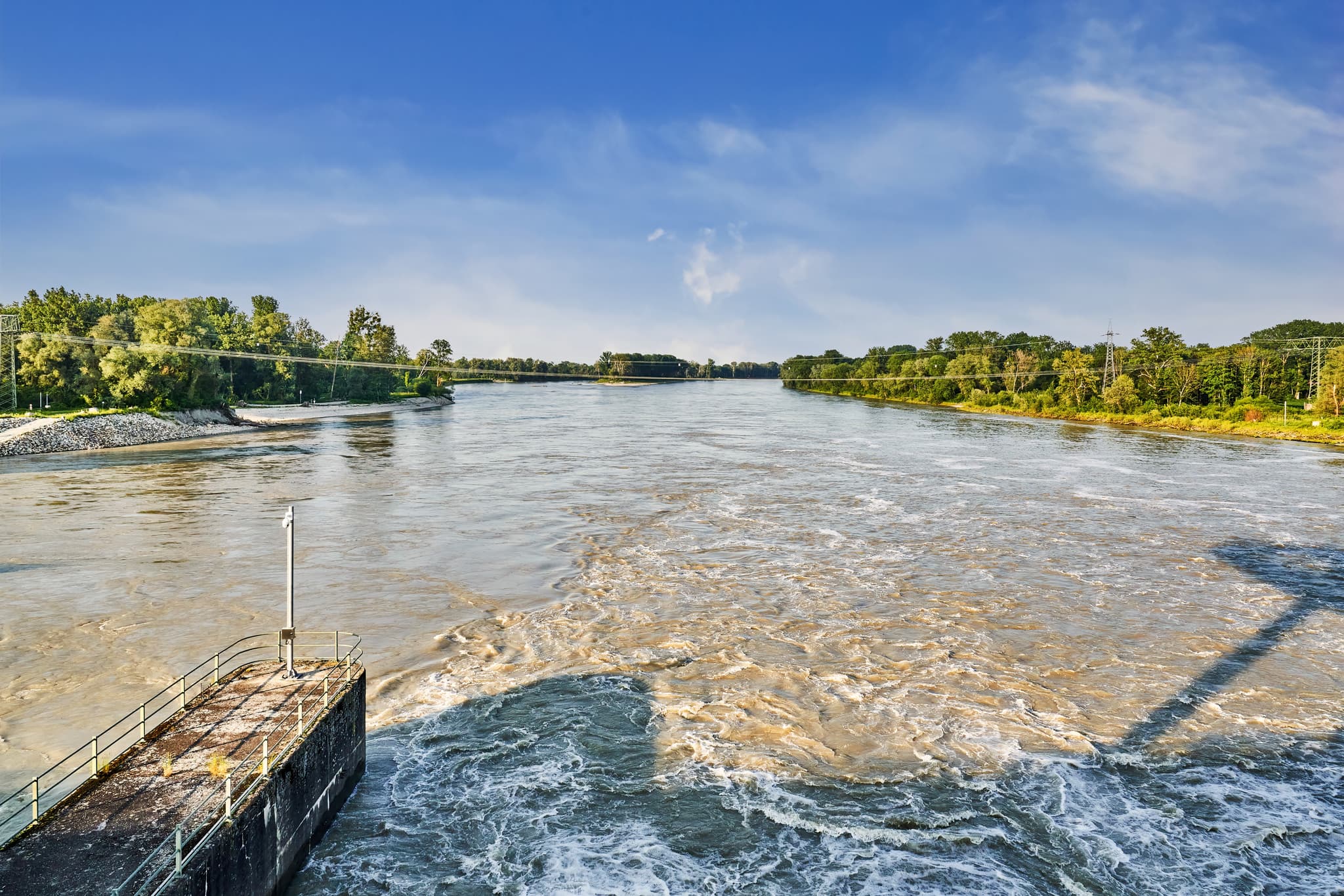 Ausblick vom Verbund Innkraftwerk Ering-Frauenstein am Inn in Ering, Landkreis Rottal-Inn, Niederbayern. Beeindruckende Flusslandschaft, Deutschland.