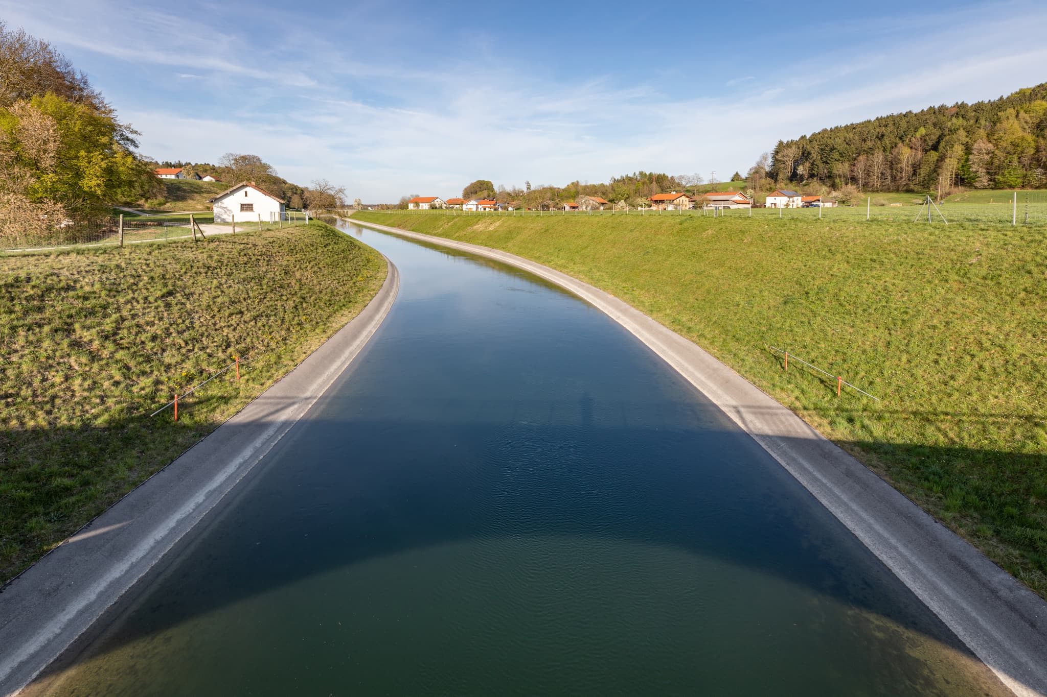 Der Alzkanal in Eschlberg, Gemeinde Mehring, Landkreis Altötting, Oberbayern. Eine charakteristische Wasserführung in der Inn-Salzach-Region, Deutschland.