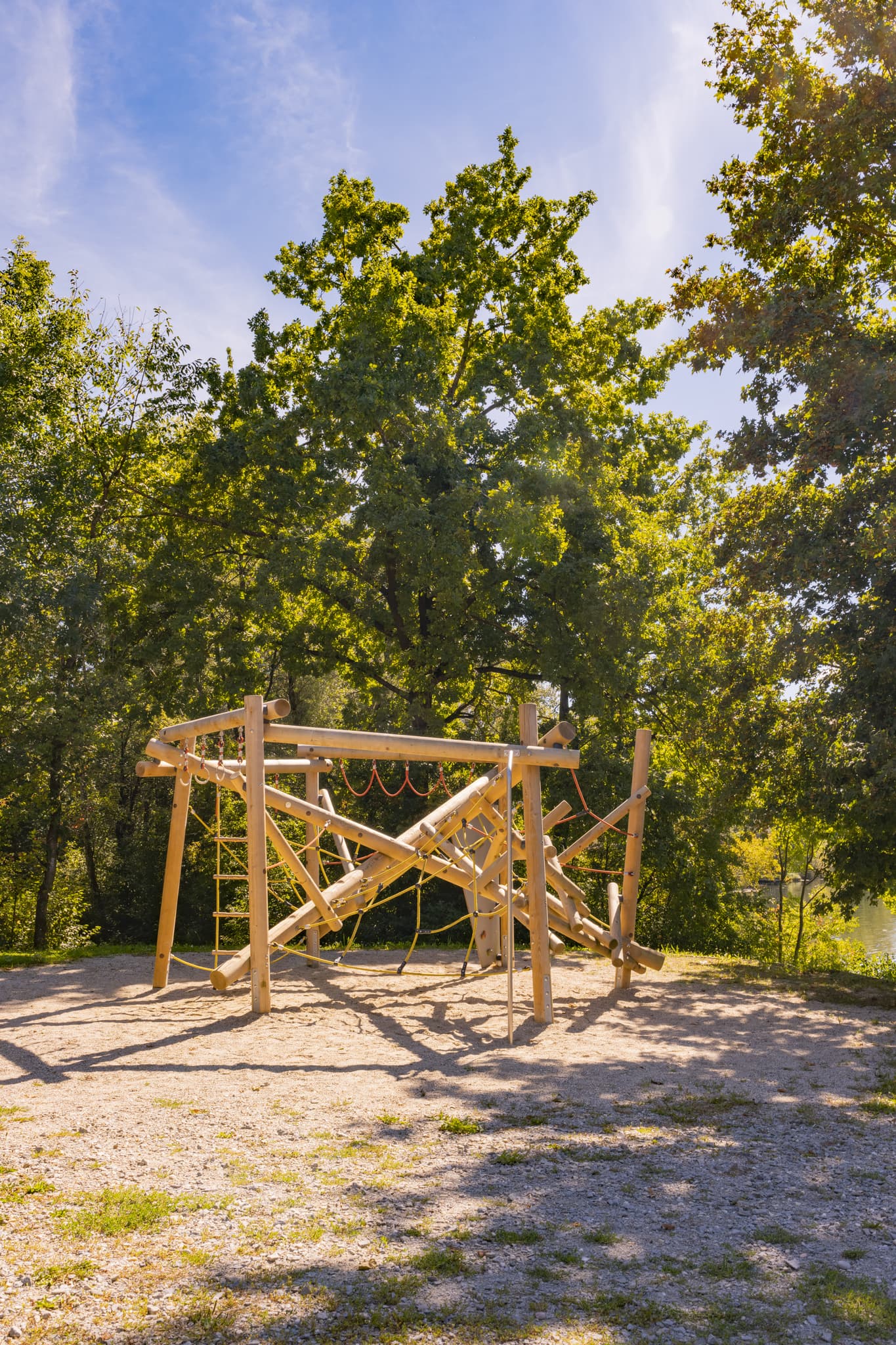 Klettergerüst am Waldsee bei Kirchdorf am Inn, im Landkreis Rottal-Inn, Niederbayern. Eine Freizeitanlage im Bäderdreieck Deutschlands, umgeben von Natur.