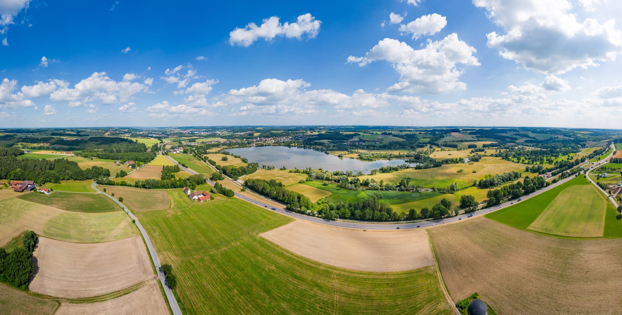 Rottauensee nahe Postmünster. Die Aufnahme zeigt die Landschaft im Landkreis Rottal-Inn, Niederbayern, Deutschland, Teil des Bäderdriecks.