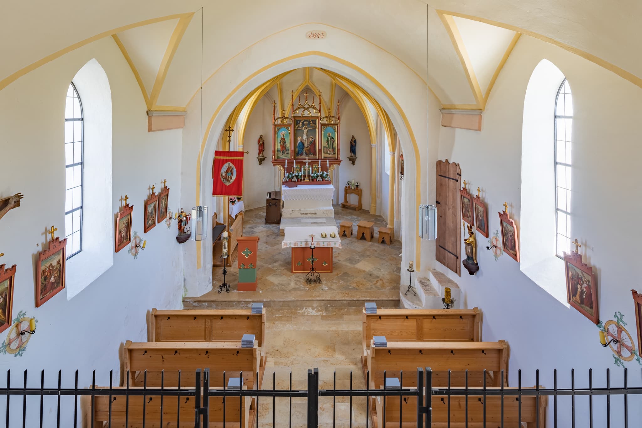 Die Innenansicht der Kirche in Birnbach, einem Ortsteil von Erlbach im Landkreis Altötting, gelegen in der Region Inn-Salzach, Oberbayern, Deutschland.