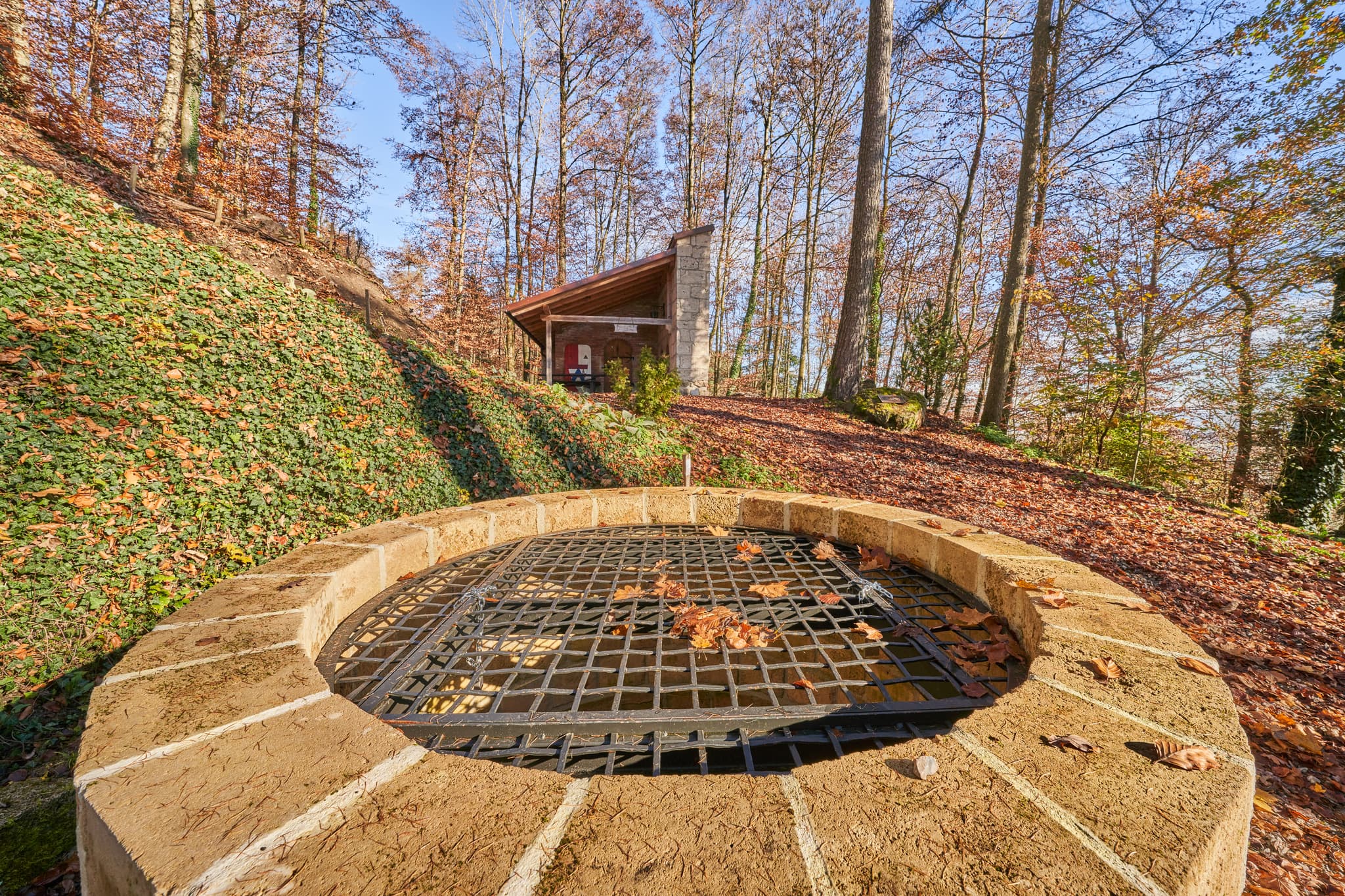 Brunnen, Herbstlandschaft am Schlossberg in Julbach, Gemeinde Julbach, Landkreis Rottal-Inn, Niederbayern, Region Holzland/Bäderdrieck, Bayern, Deutschland.