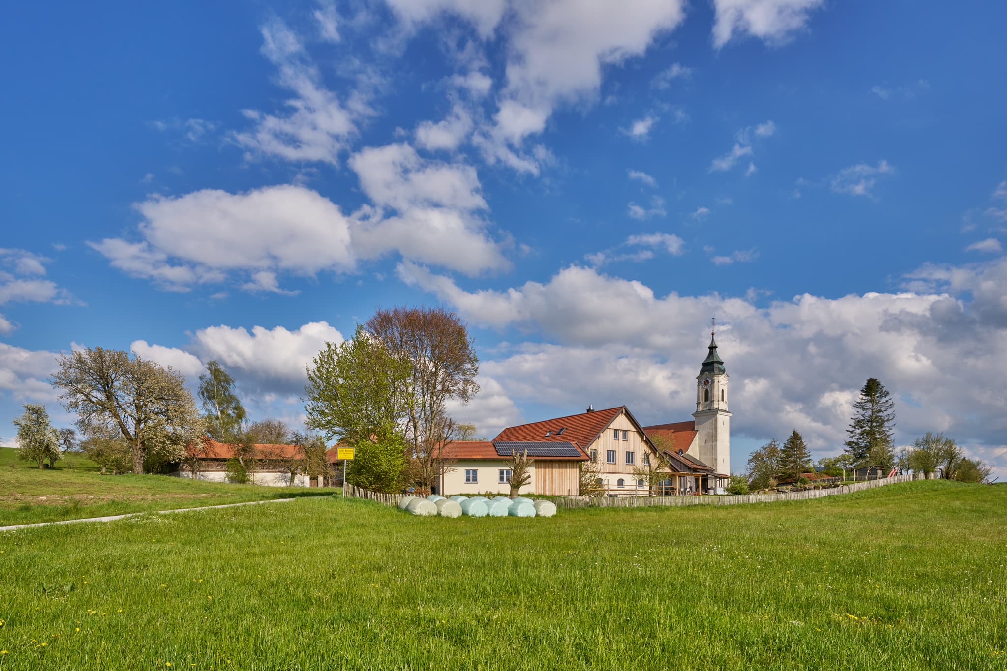 St. Wolfgang, Landschaft bei Bad Griebsach, Landkreis Passau, Niederbayern. Ländliche Aufnahme mit Kirche.