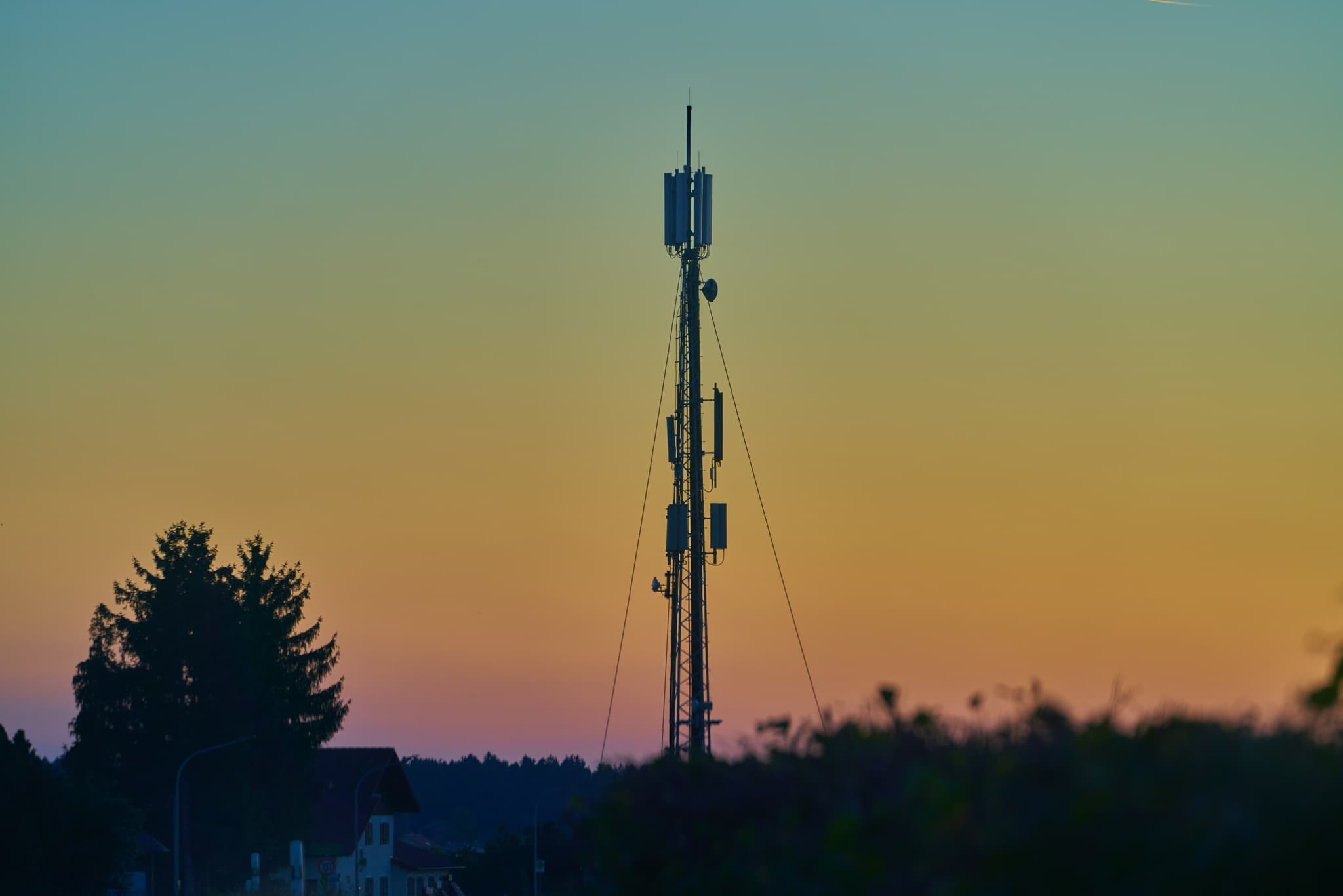 Ein Funkmast als Silhouette vor farbenprächtigem Dämmerungshimmel nähe  Kriering, Wittibreut. Die Szenerie im Landkreis Rottal-Inn.