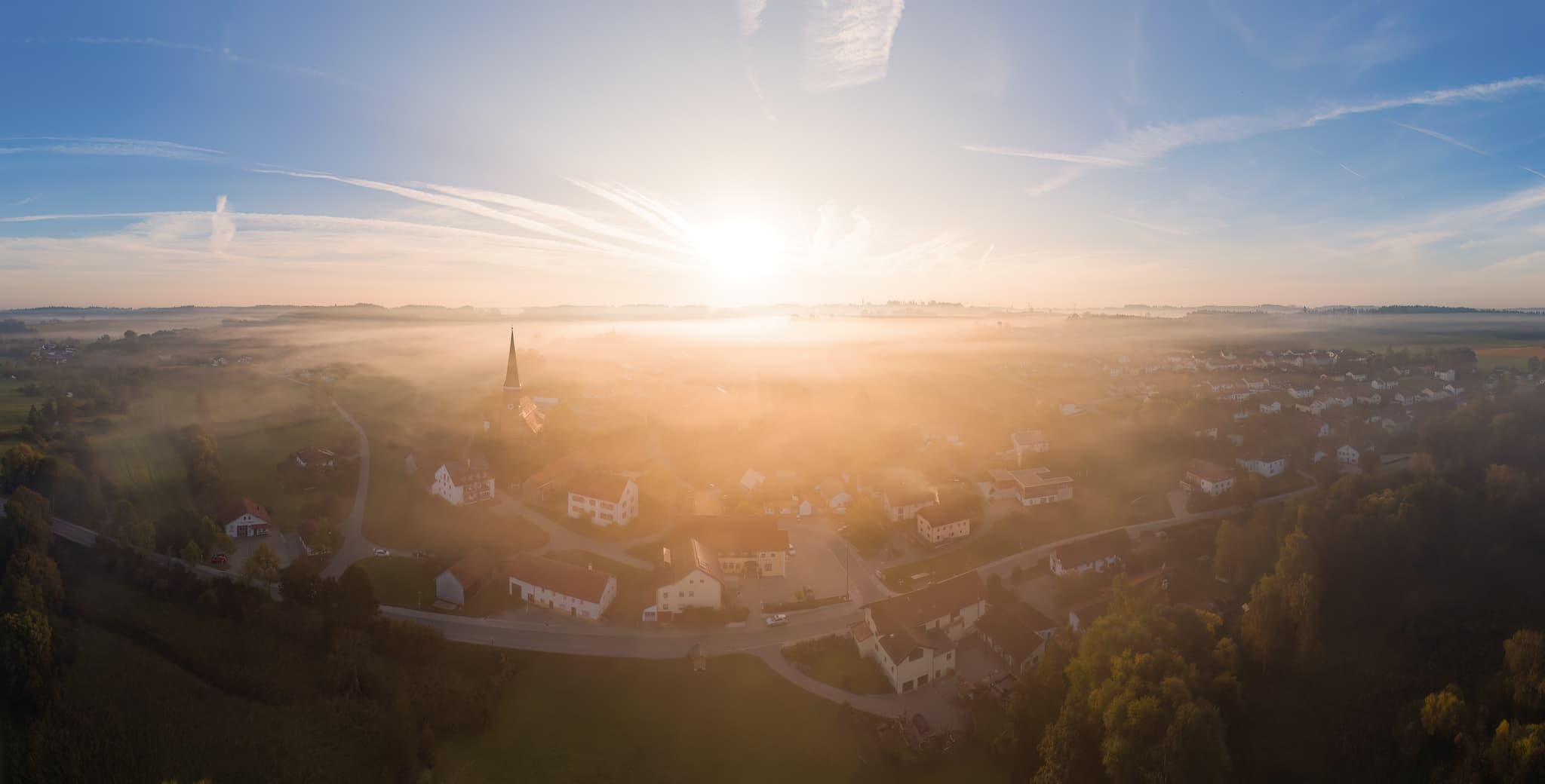 Luftbild von Hirschhorn, Wurmannsquick, Landkreis Rottal-Inn, Niederbayern, Region Holzland, Deutschland. Es zeigt die herbstliche Landschaft im Sonnenaufgang.