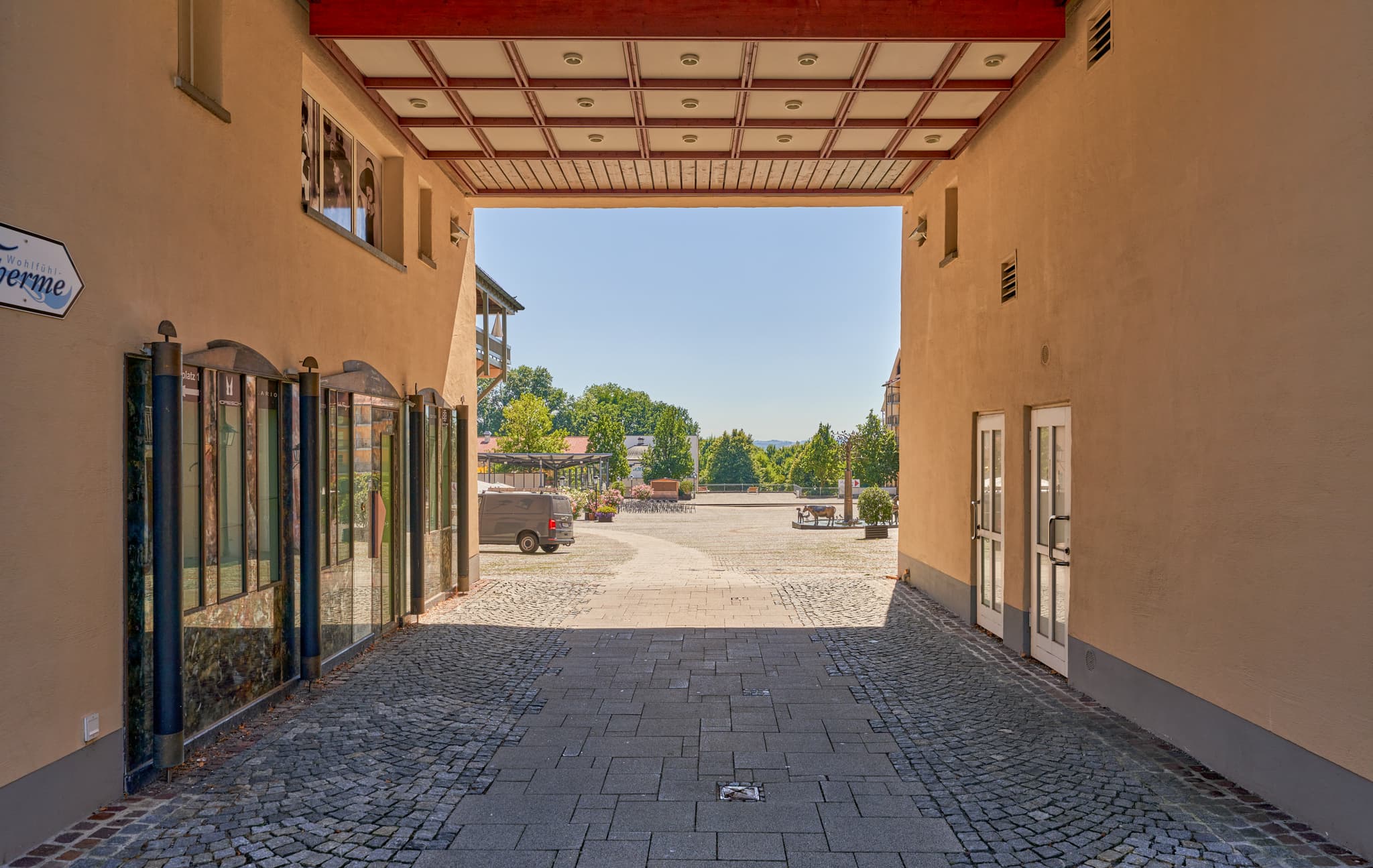 Eindrucksvoller Durchgang zum Kurplatz der Therme in Bad Griesbach, Landkreis Passau, Niederbayern. Entdecken Sie die Bäderregion Rottal in Deutschland.