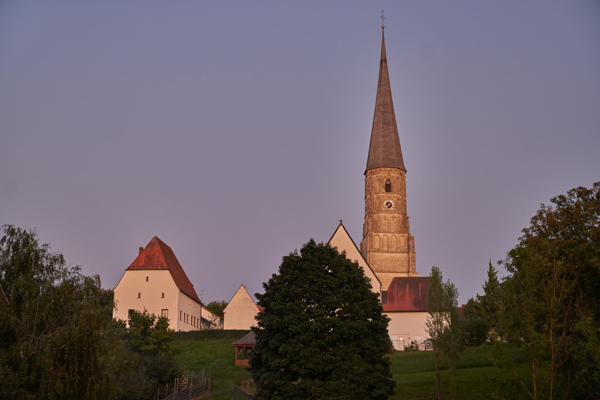 Die Pfarrkirche St. Alban in Taubenbach, Gemeinde Reit, ist mit seinem mächtigen Turm ein auffälliges Bauwerk.
