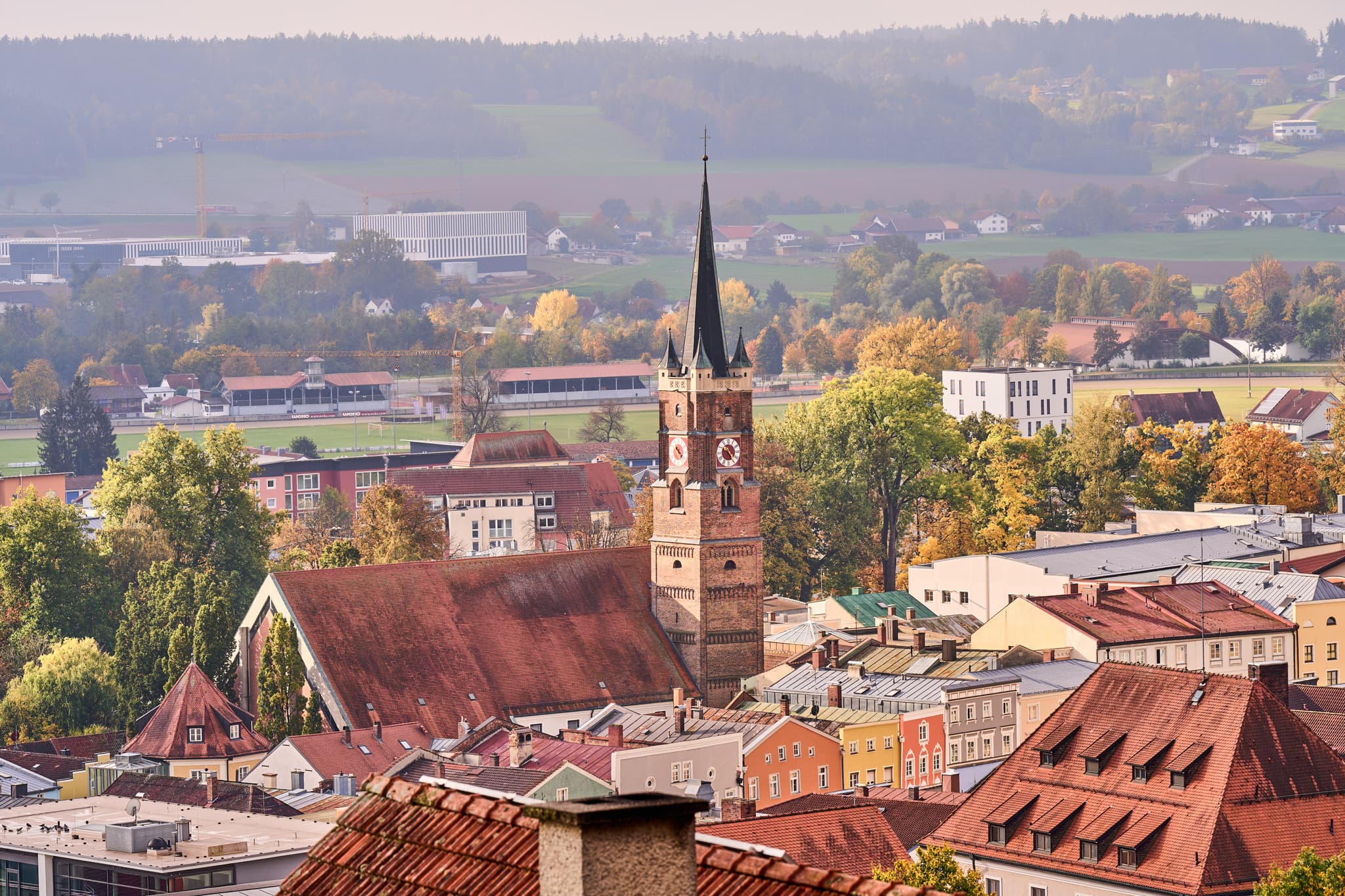 Panorama Stadtansicht von Pfarrkirchen, aufgenommen vom Gartlberg. Zeigt Stadtkirche, Dächer, herbstliche Landschaft in Rottal-Inn, Niederbayern, Deutschland.