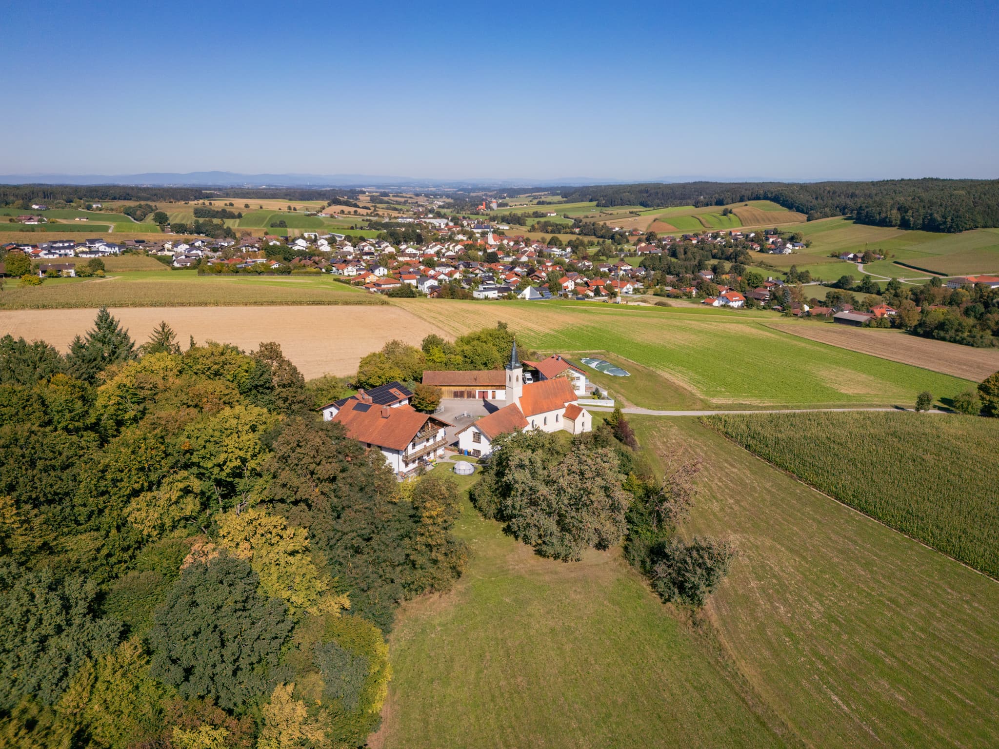 Wallfahrtskirche Mariä Himmelfahrt in Guteneck, Gemeinde Johanniskirchen, Landkreis Rottal-Inn, Niederbayern, Deutschland, Landschaft im Holzland.