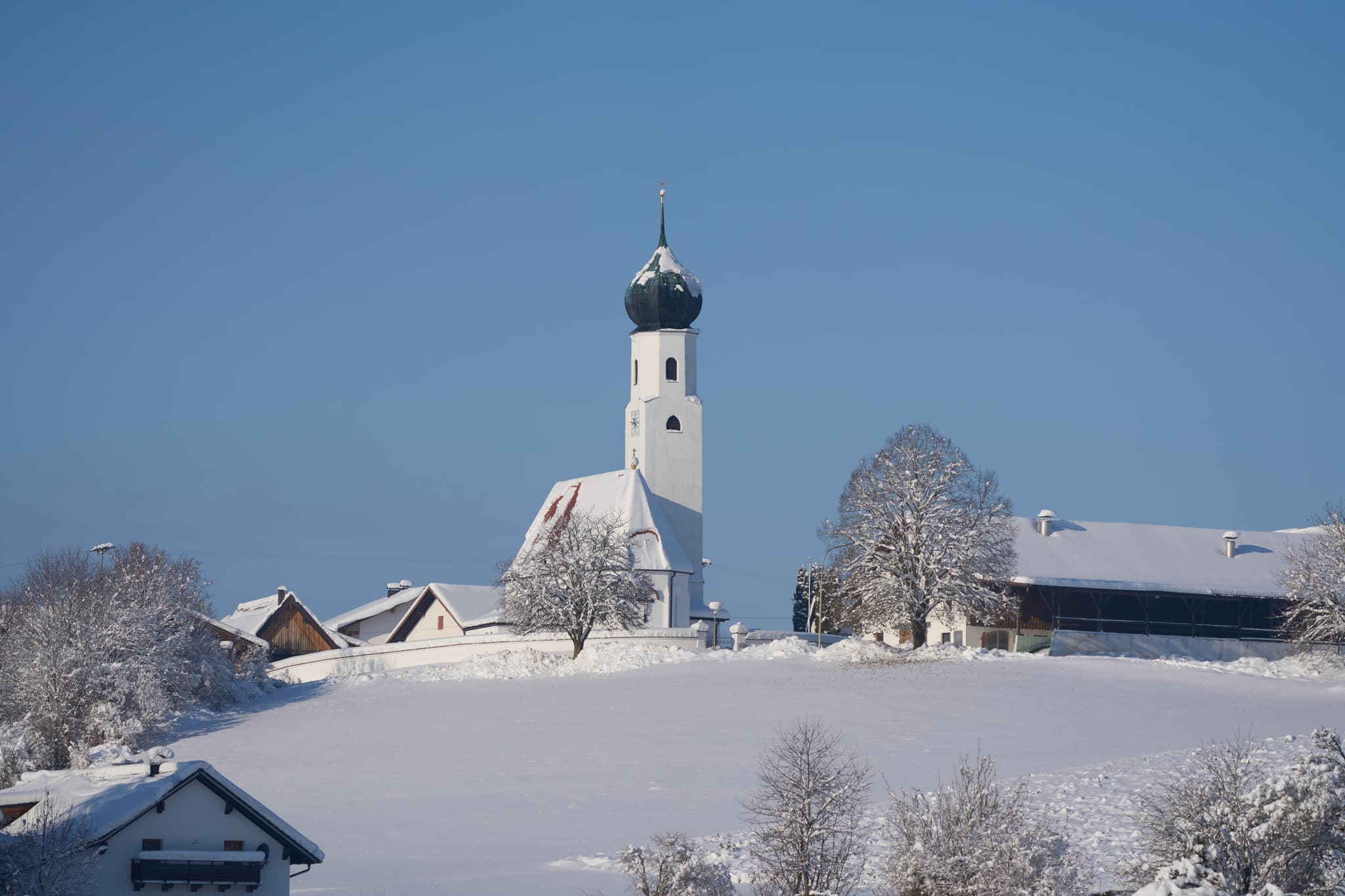 Winterlandschaft in Endlkirchen, Ortsteil von Erlbach, Landkreis Altötting, Oberbayern. Teil der Region Inn-Salzach in Deutschland.