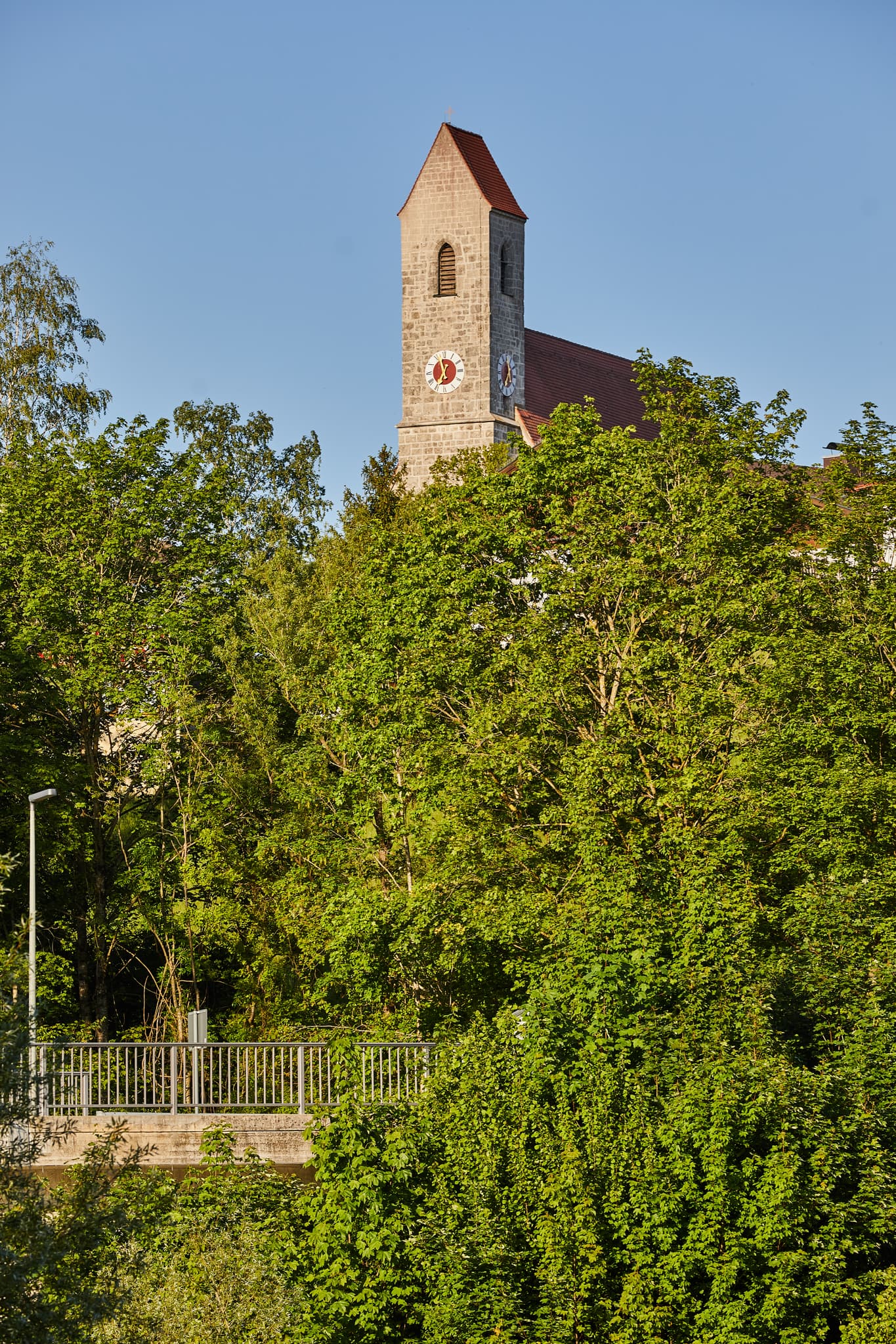 Kirche St. Nikolaus in Hohenwart, Ortsteil von Emmerting, Landkreis Altötting, Oberbayern. Kirchturm umgeben von Bäumen, Inn-Salzach, Deutschland.