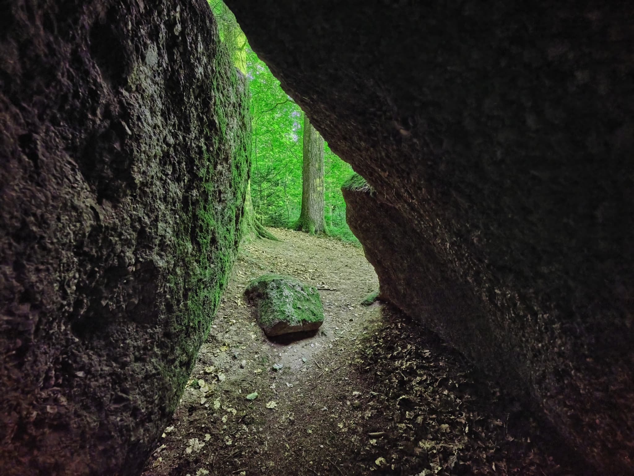 Teufelsfelsen in Bad Griesbach, Landkreis Passau, Niederbayern, Deutschland. Darstellung auf Felsen.