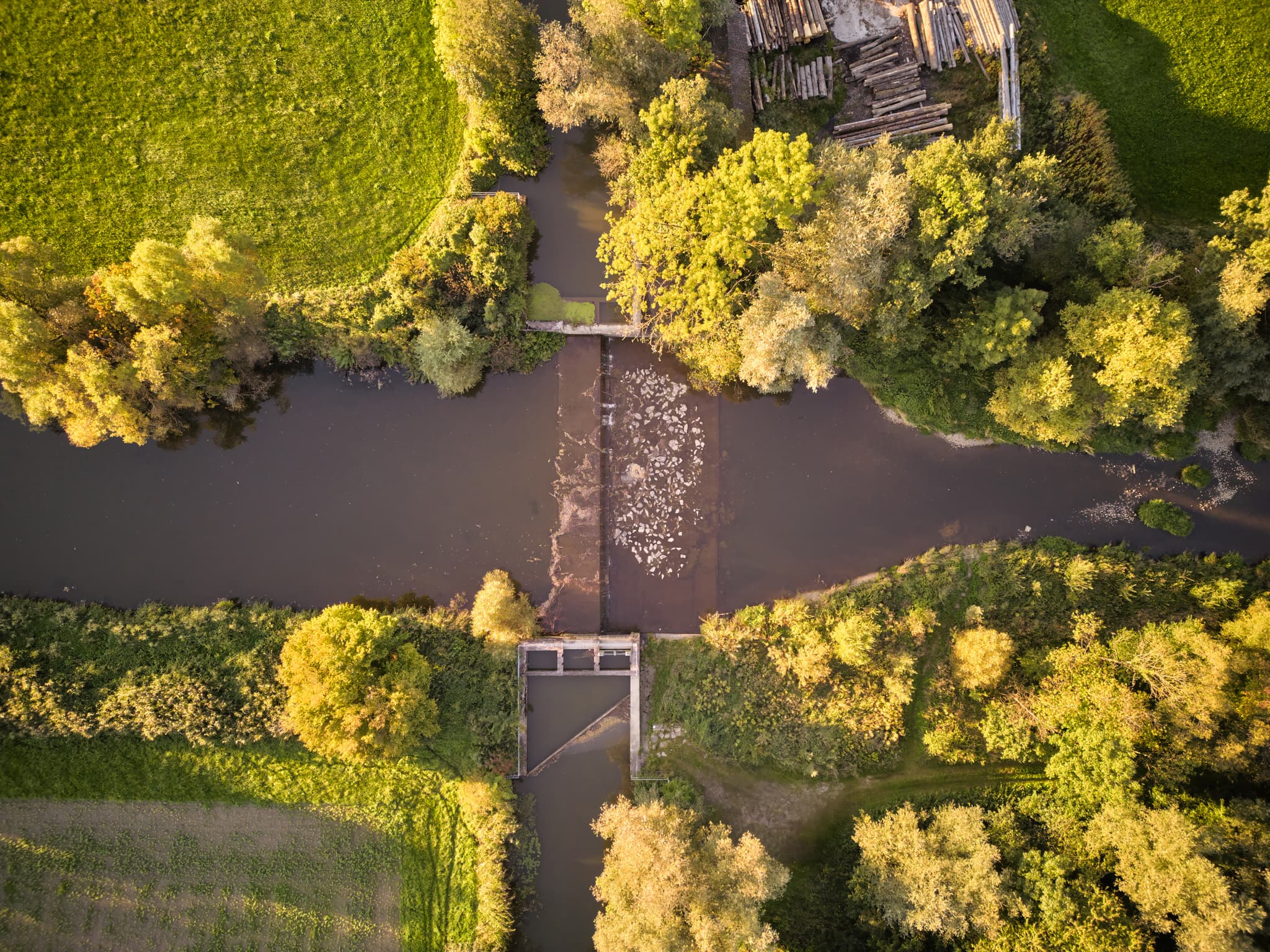 Luftaufnahme des Wehrs und Wasserfalls an der Rott bei Löfflmühle, Hebertsfelden, Landkreis Rottal-Inn, Niederbayern. Grüne Landschaft im Holzland, Deutschland.