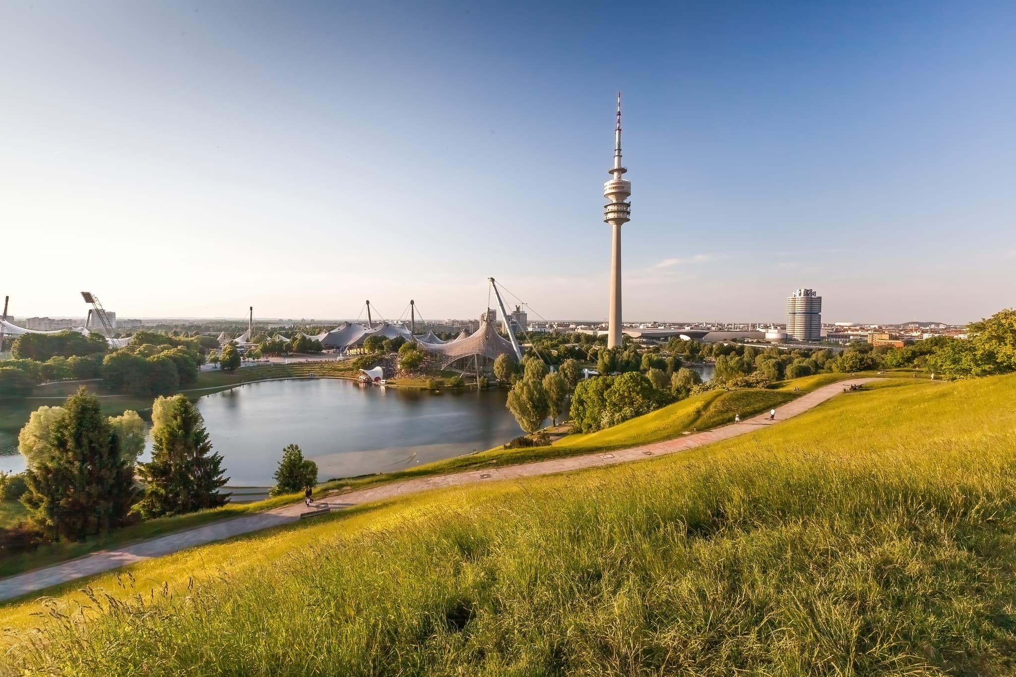 Olympiasee, Fernsehturm, BMW, Olympiaberg in München, Stadt, Oberbayern, Deutschland. Landschaftsbild des Olympiaparks im Münchener Raum, Oberbayern.