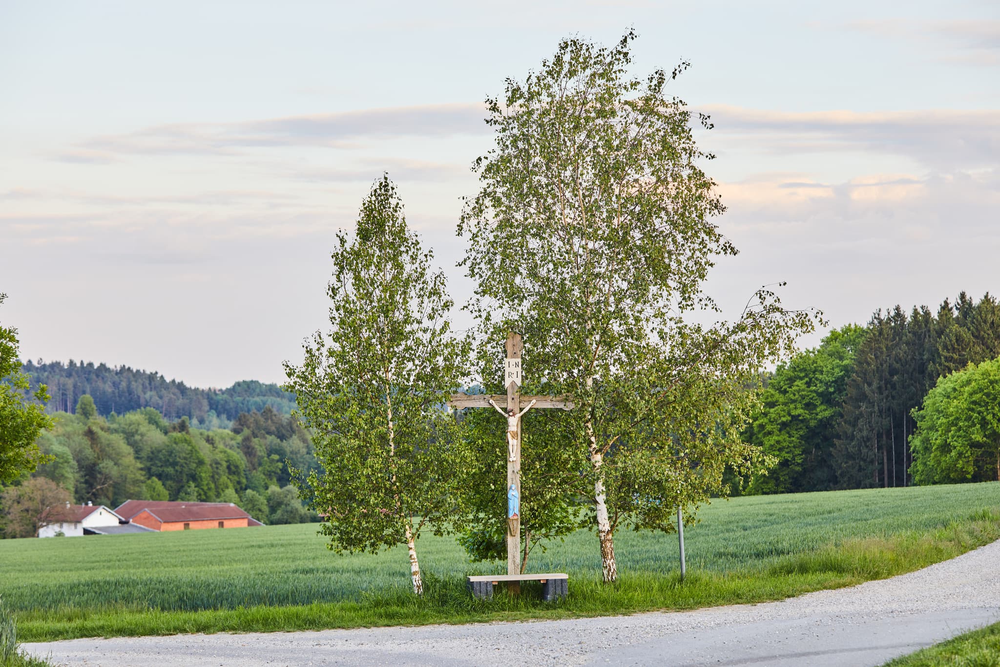 Wegkreuz in ländlicher Umgebung bei Pleiskirchen, Altötting, Oberbayern, Inn-Salzach, Bayern, Deutschland.