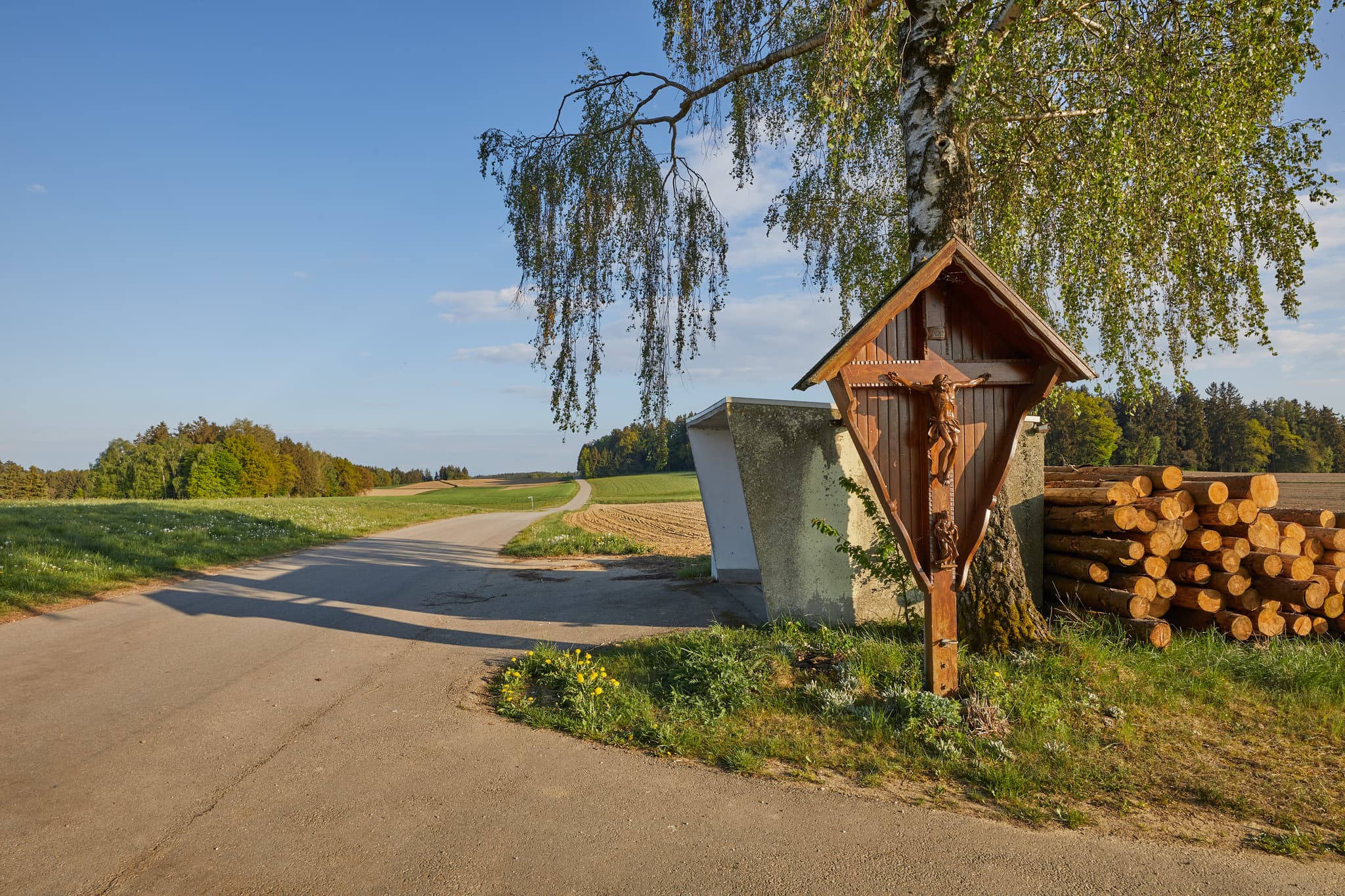 Holzkreuz an einer ländlichen Weggabelung in Hickerstall, Gemeinde Wurmannsquick, Landkreis Rottal-Inn, Niederbayern, Deutschland, Region Holzland.