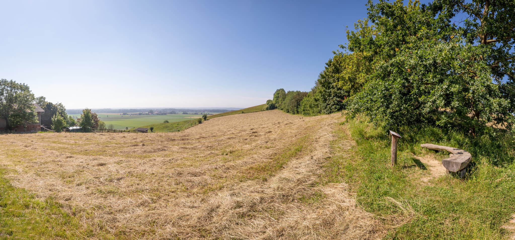 Landschaftspanorama vom Glatzberg bei Heldenstein, Mühldorf am Inn, Oberbayern, Deutschland. Weitblick über Felder der Inn-Salzach Region Richtung Waldkraiburg.