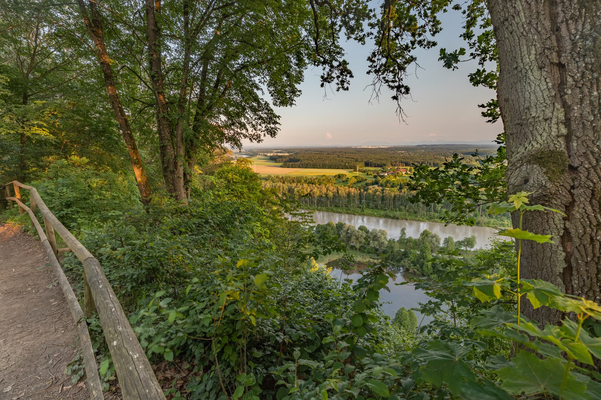 Aussicht von Leonberg in Marktl am Inn, Landkreis Altötting, Bayern, Deutschland. Das Bild zeigt den Inn und eine weitläufige Landschaft.