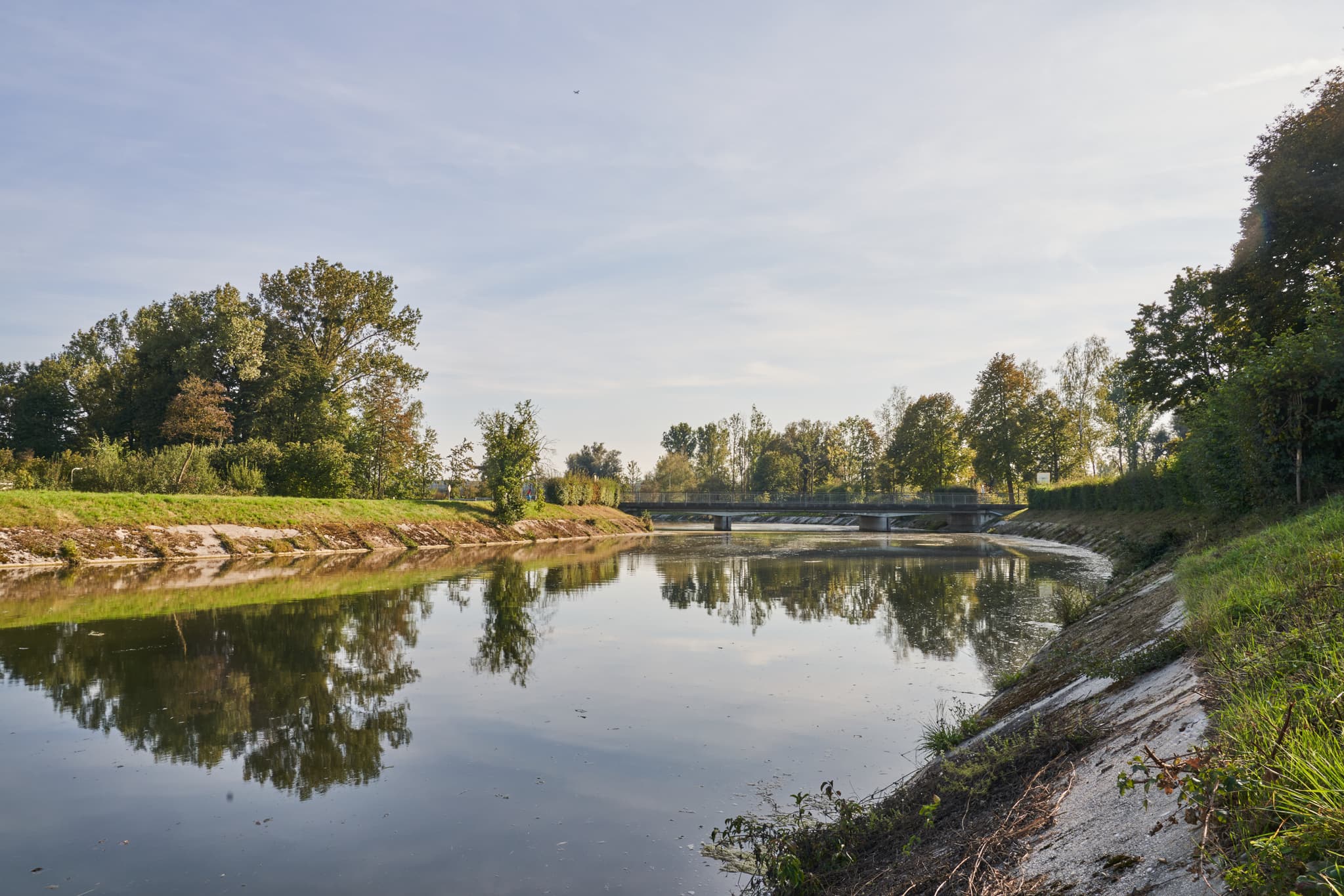 Ruhiger Flusslauf der Isen bei Kronberg, Winhöring, Altötting, Oberbayern, Inn-Salzach, Deutschland. Eine Brücke spiegeln sich im Wasser, Naturlandschaft.