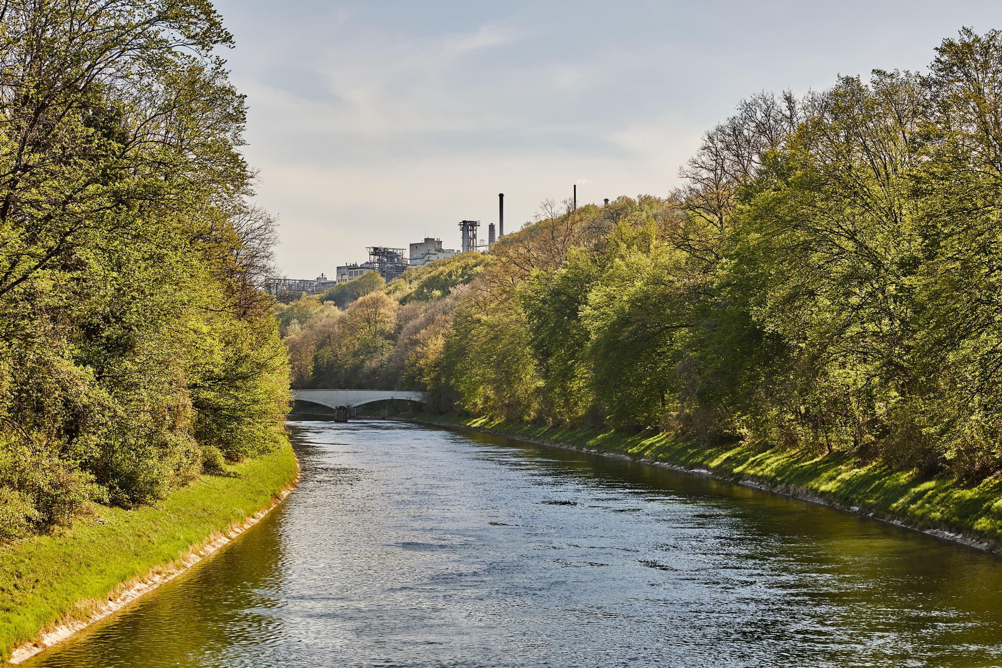 Der Alzkanal fließt bei Neuhofen, Gemeinde Haiming, Landkreis Altötting, Oberbayern. Die Inn-Salzach Region in Deutschland zeigt Natur und Industriebauten.
