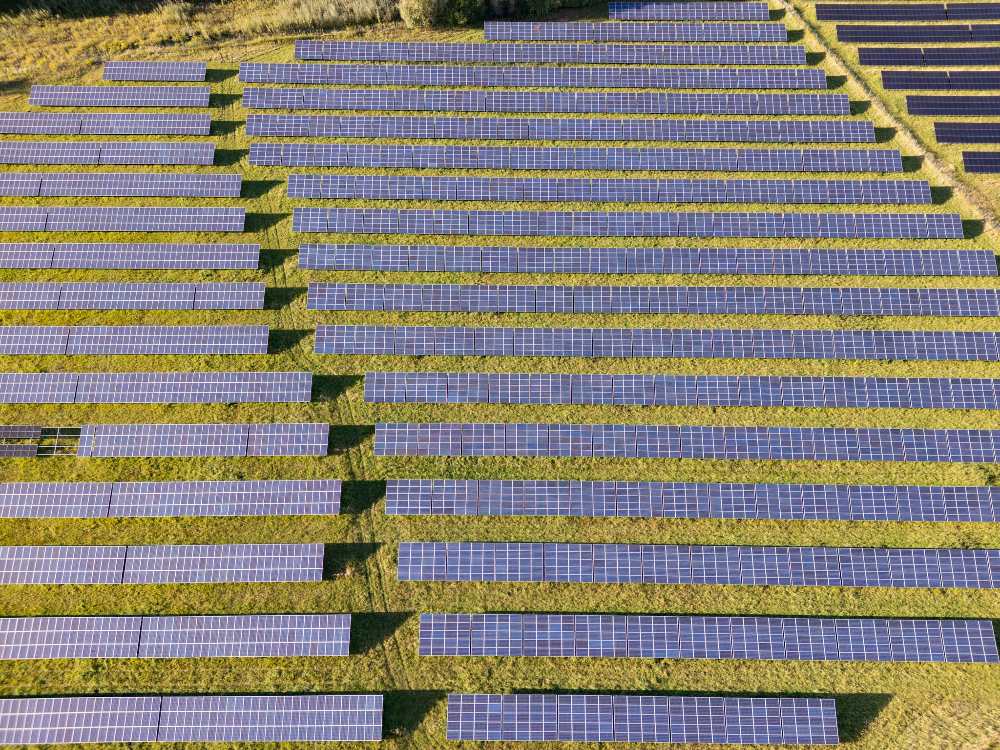 PV-Freiflächenanlage in Ering am Inn, Rottal-Inn, Niederbayern. Das Solarkraftwerk im Bäderdreieck, Deutschland, versorgt die Region mit nachhaltiger Energie.