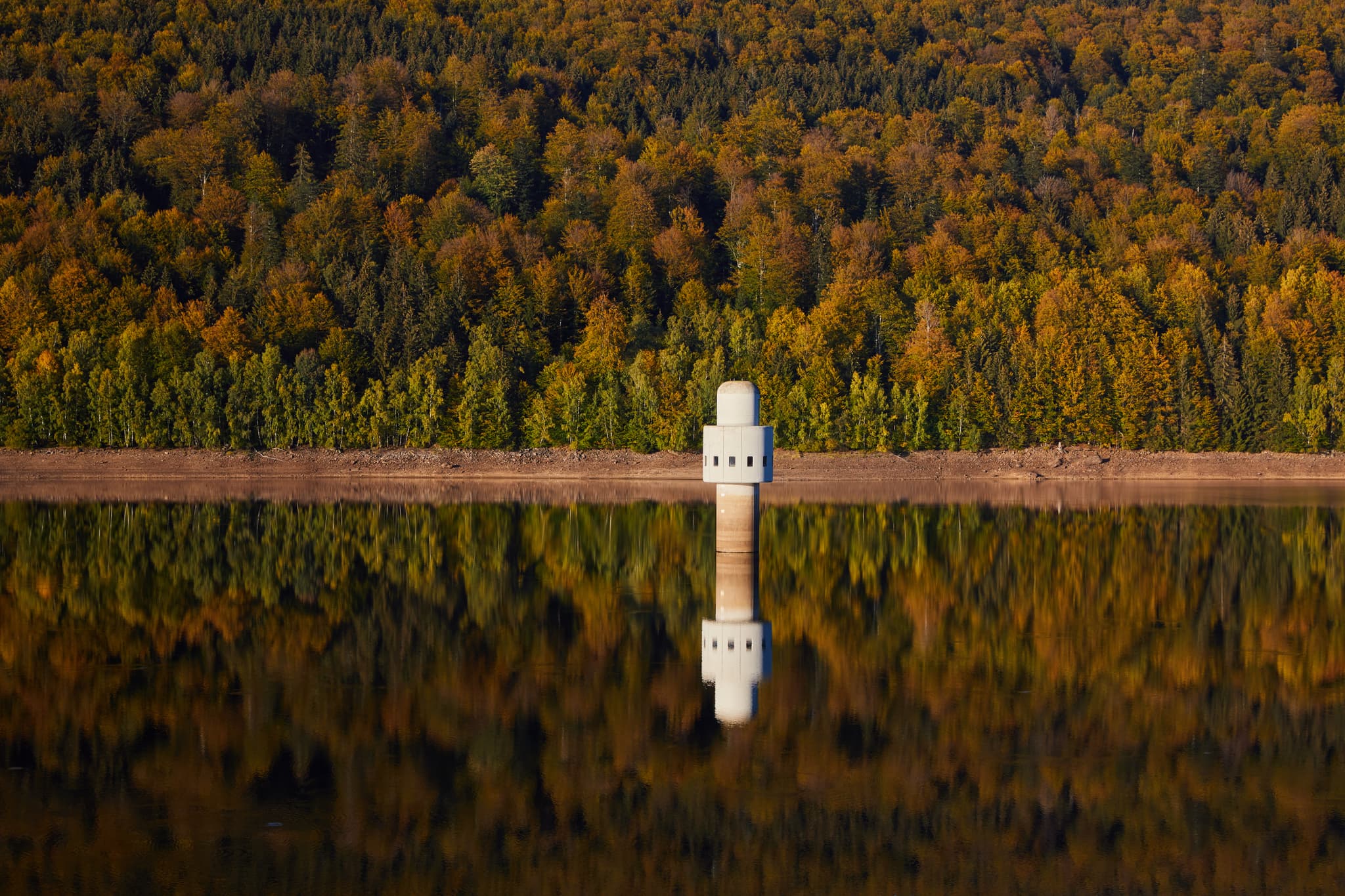 Die Trinkwassertalsperre nahe Frauenau, Oberfrauenau im Landkreis Freyung-Grafenau, Niederbayern, Deutschland, Bayerischer Wald Herbst, Wasserturm, Spiegelung.