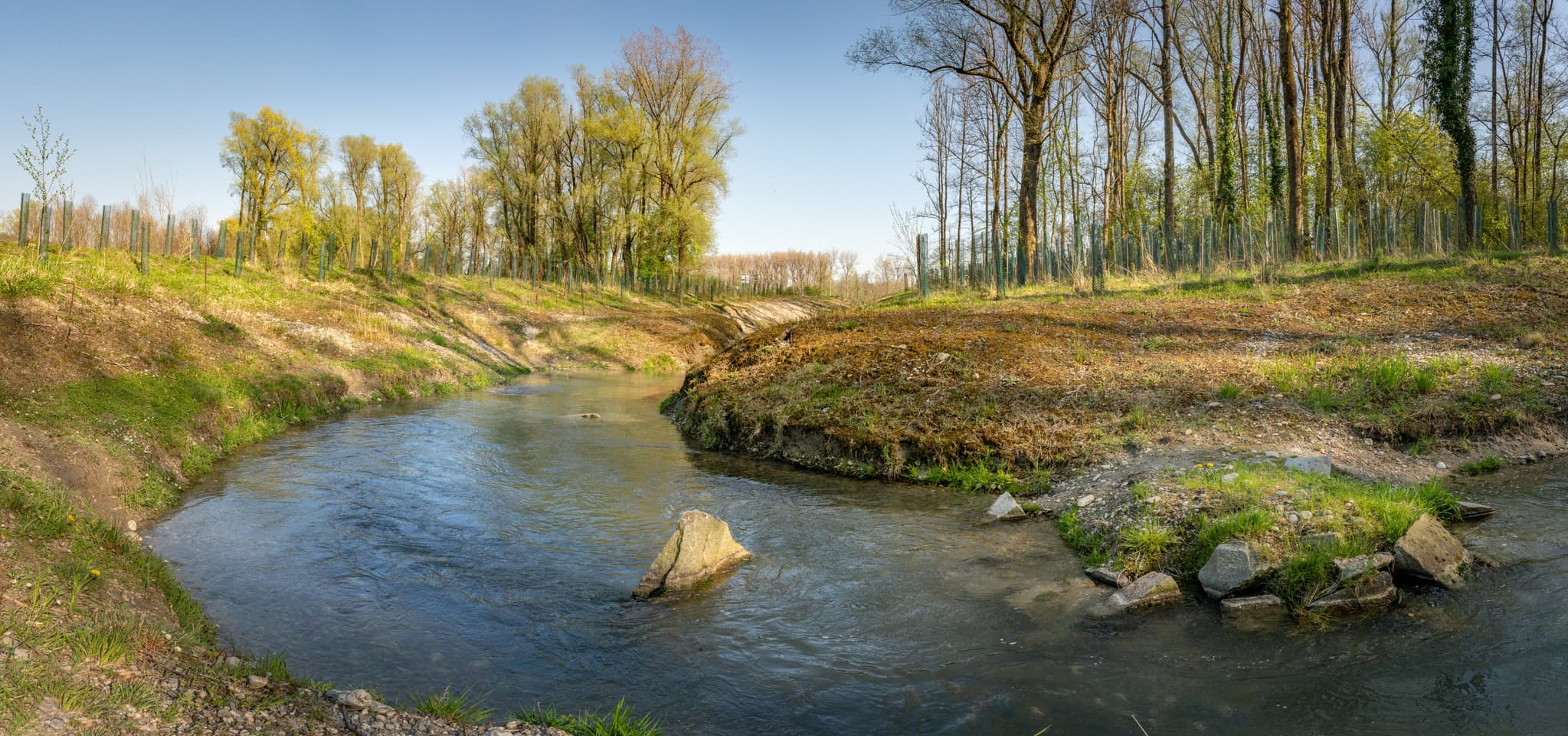Fischtreppe am Inn Kraftwerk in Stammham, Altötting, Oberbayern. Fluss mit bewachsenen Ufern und Bäumen, typisch für die Inn-Salzach Region in Deutschland.