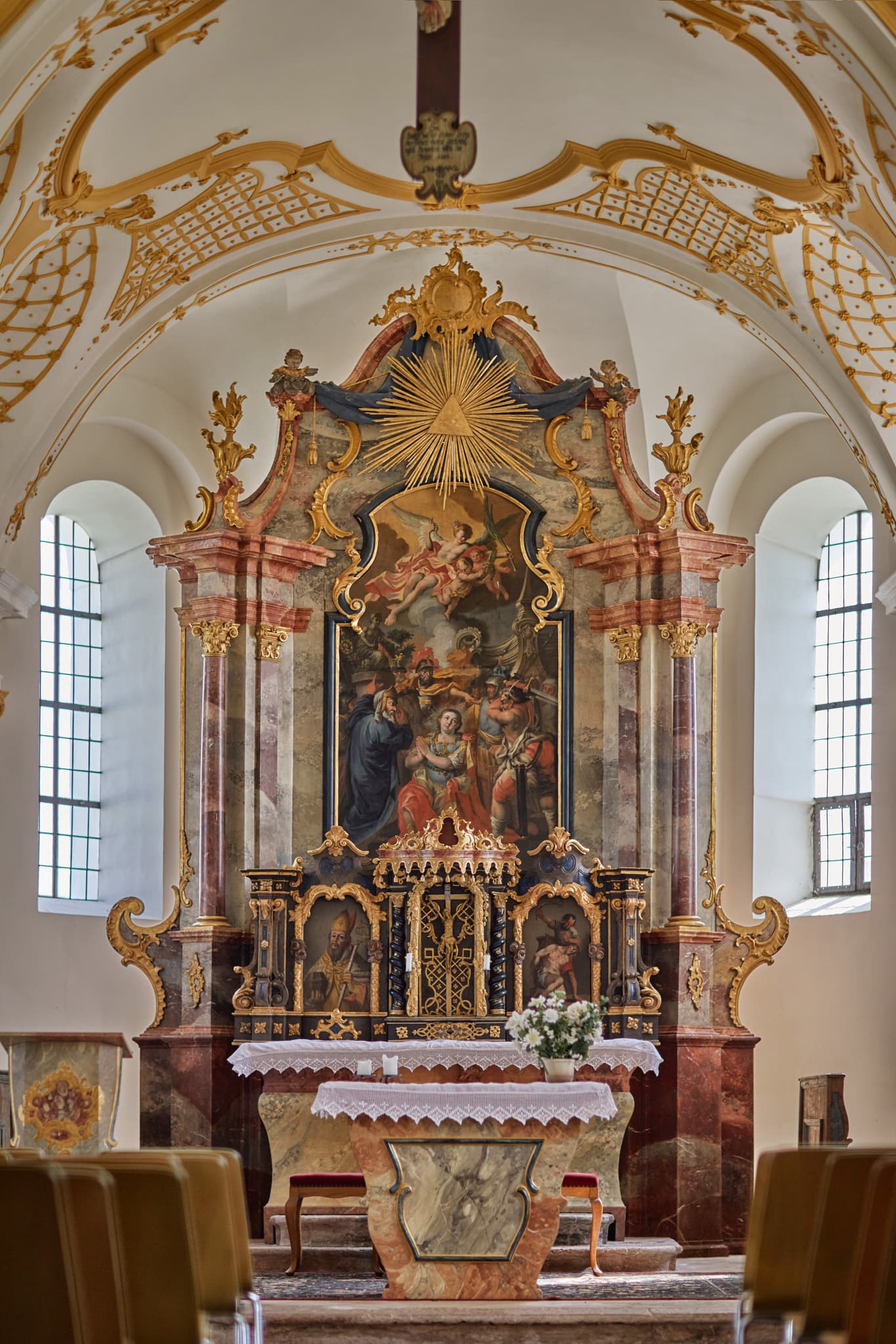 Die Kirche Sankt Pankratius in Mettenheim, Landkreis Mühldorf am Inn, Oberbayern, Region Inn-Salzach, Deutschland. Ein historisches Juwel.
