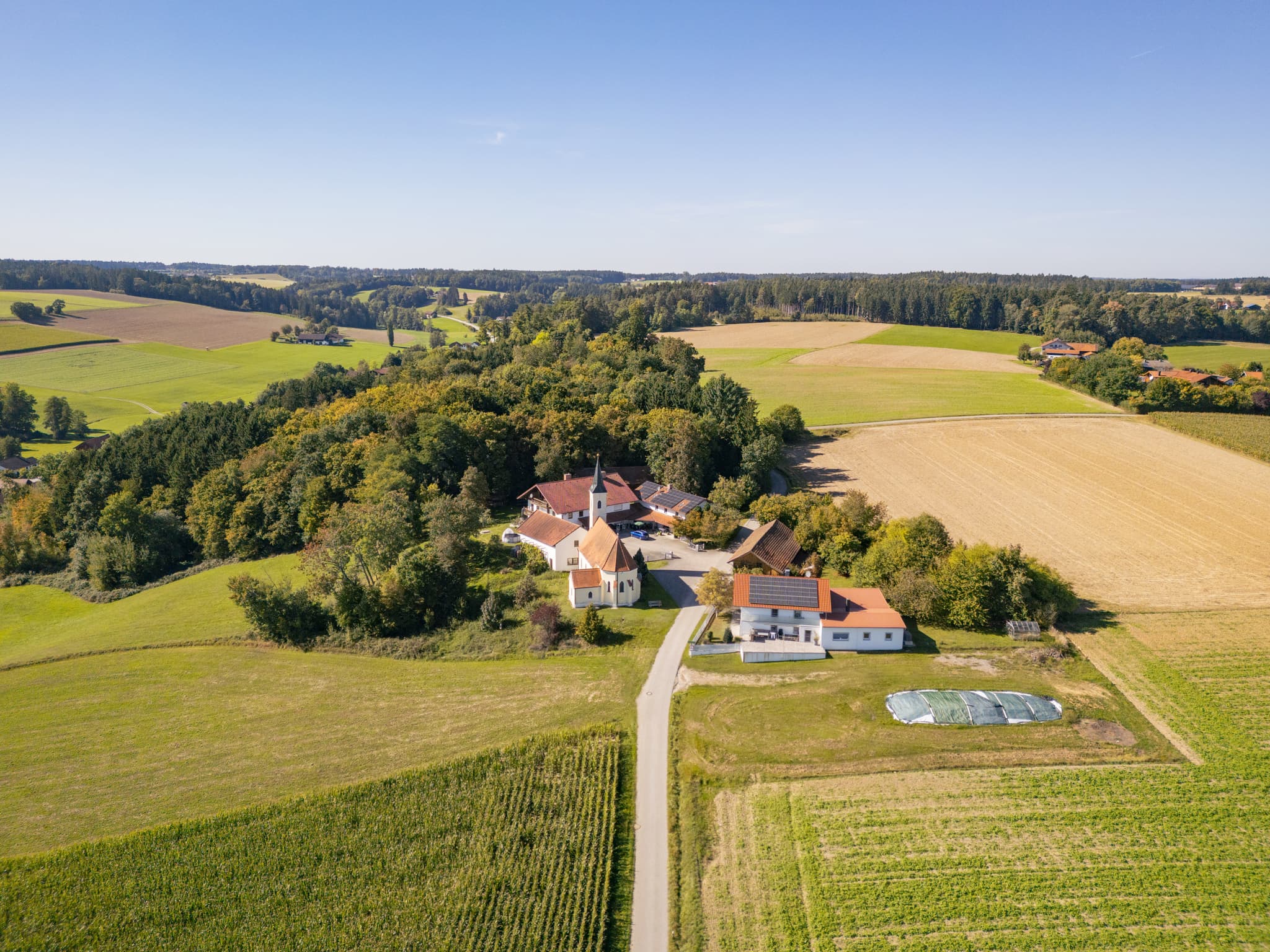 Luftbild der Wallfahrtskirche Mariä Himmelfahrt in Guteneck, Johanniskirchen, Landkreis Rottal-Inn, Niederbayern, Deutschland. Ländliche Landschaft im Holzland.