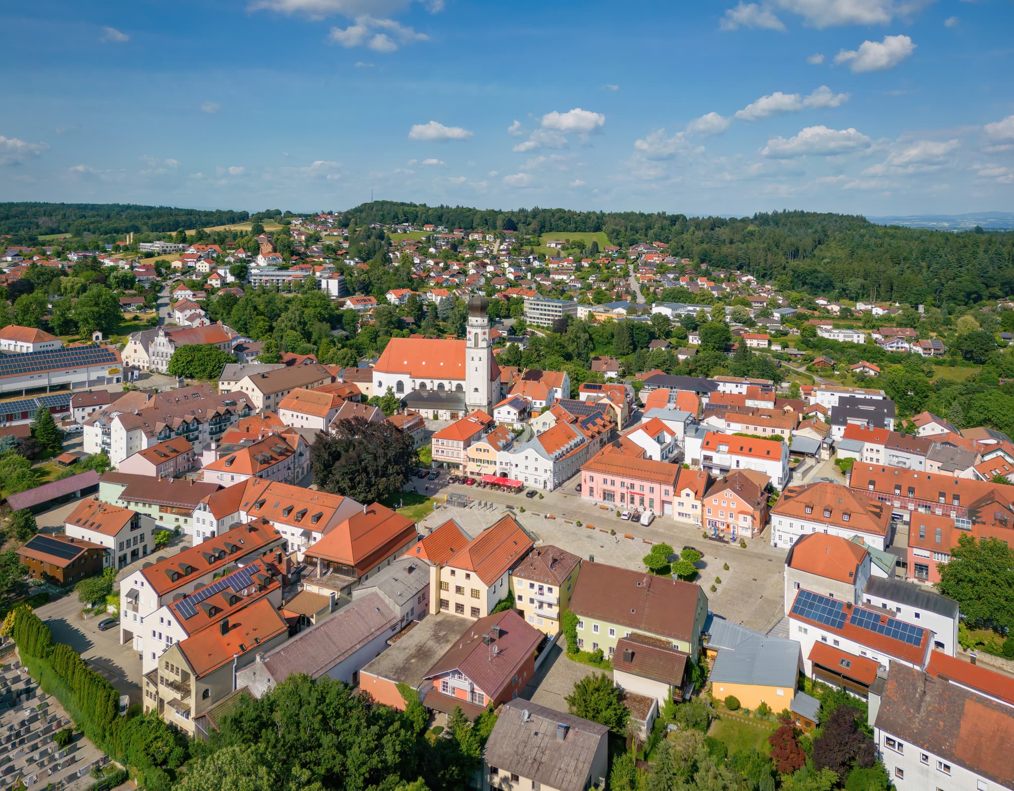 Detaillierte Luftaufnahme des malerischen Stadtplatzes in Bad Griesbach, Landkreis Passau, Niederbayern, Deutschland.