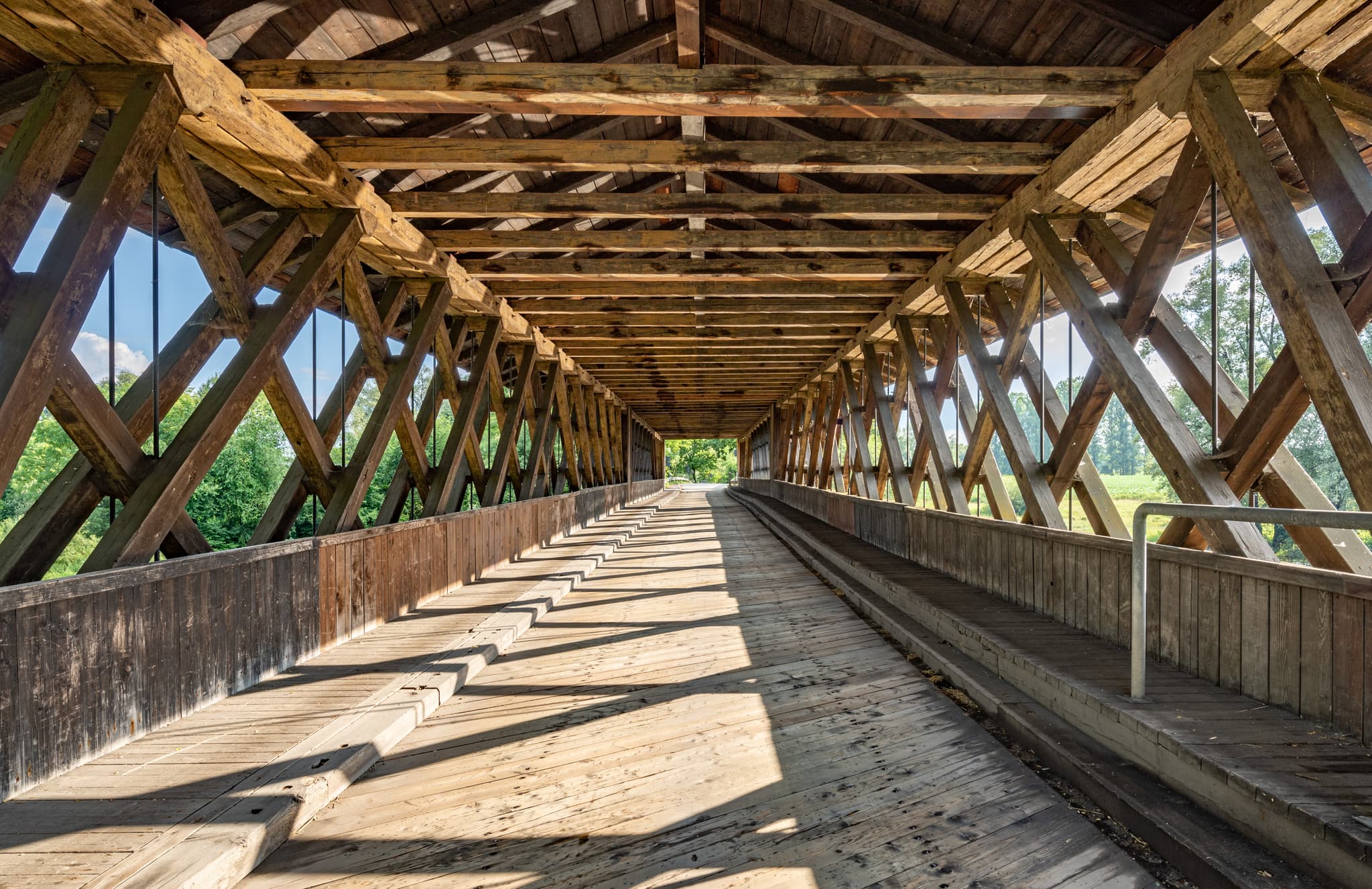 Blick zur Holzbrücke Rottbrücke in Mittich, Neuhaus am Inn, Landkreis Passau. Prägnante Holzkonstruktion im Donau-Wald, Niederbayern, Deutschland.