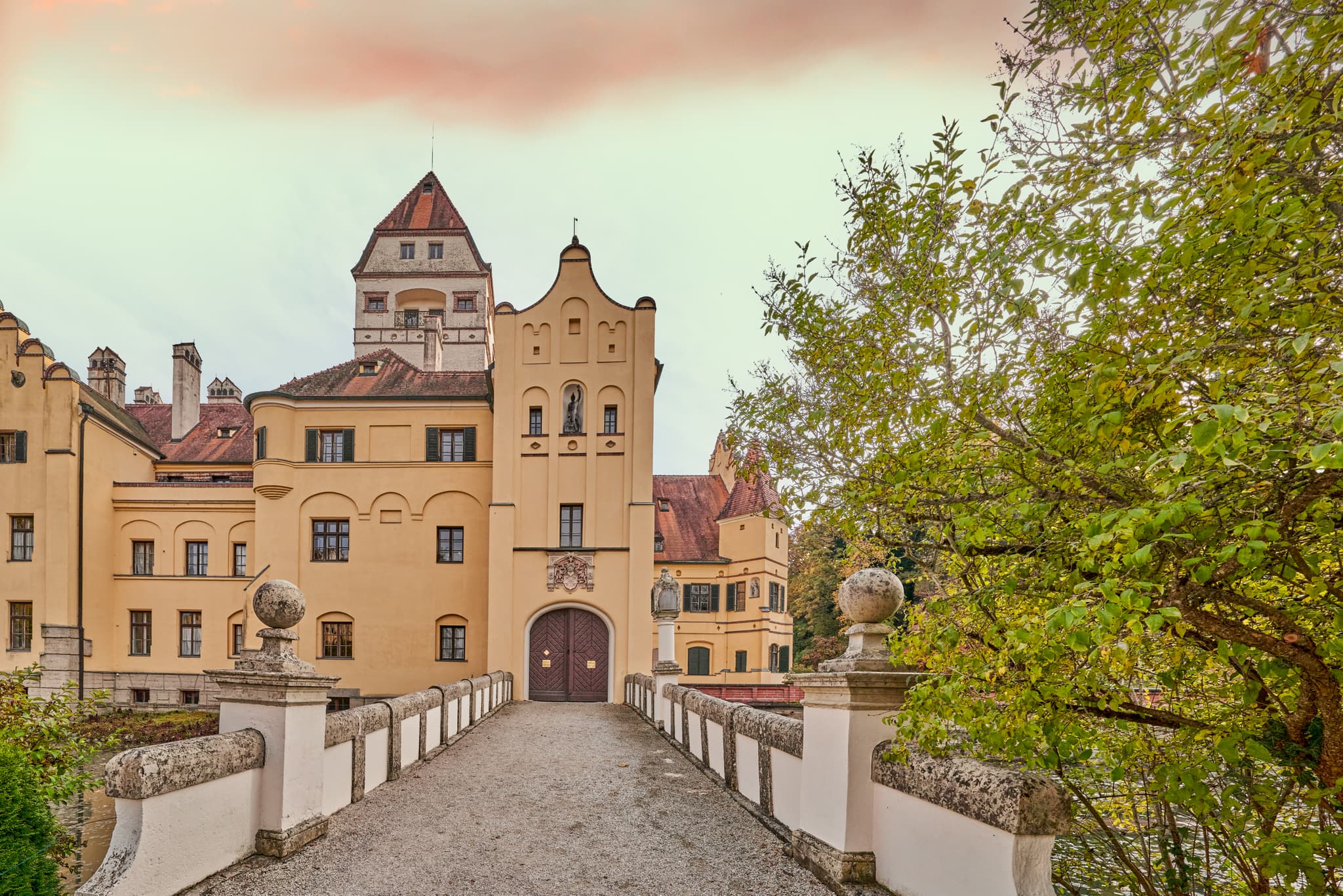 Schloss Schönau mit seiner charakteristischen Architektur und der Brücke im niederbayerischen Holzland, Landkreis Rottal-Inn, Deutschland.