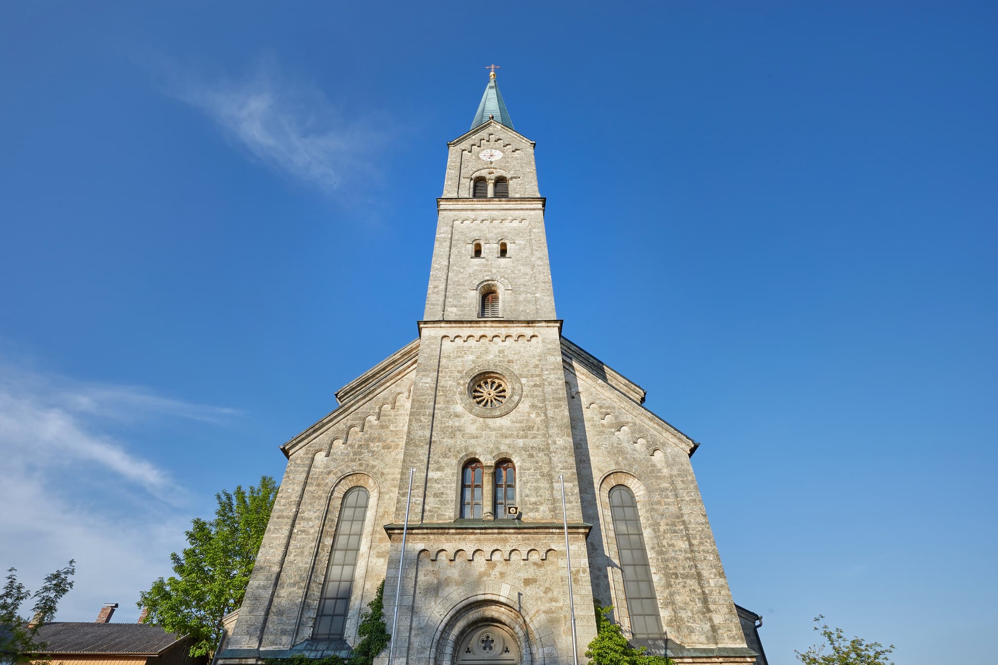 Die St. Martinskirche in Halsbach, Landkreis Altötting, Oberbayern (Region Inn-Salzach), Deutschland, ist auf dem Bild zu sehen. Imposantes Bauwerk.