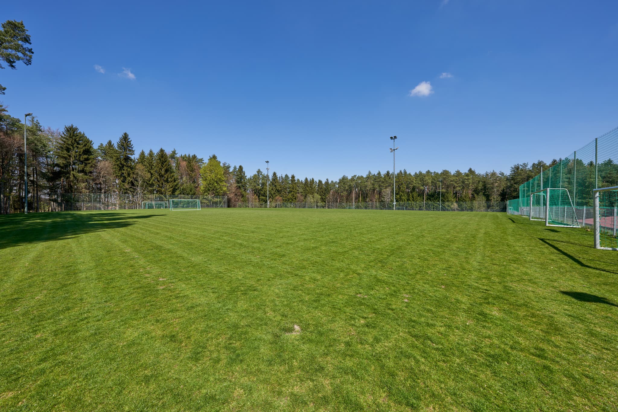 Gepflegter Sport- und Übungsplatz in Erlbach, Landkreis Altötting, Oberbayern, Deutschland. Sportanlage in der Region Inn-Salzach.
