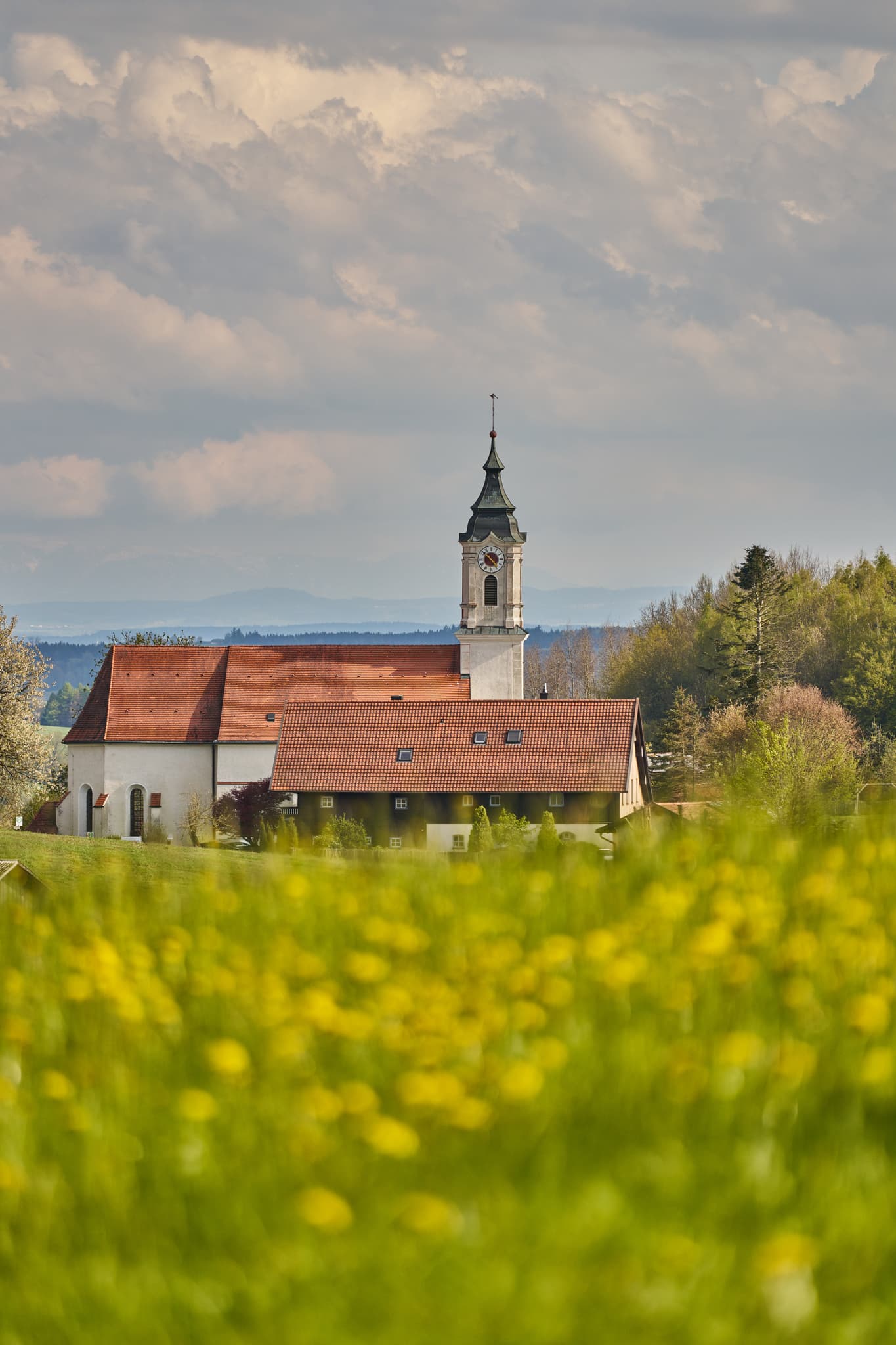 St. Wolfgang Kirche in Bad Griebsach, Landkreis Passau, Niederbayern. Impression der Bäderdreieck Region in Deutschland im Frühling.