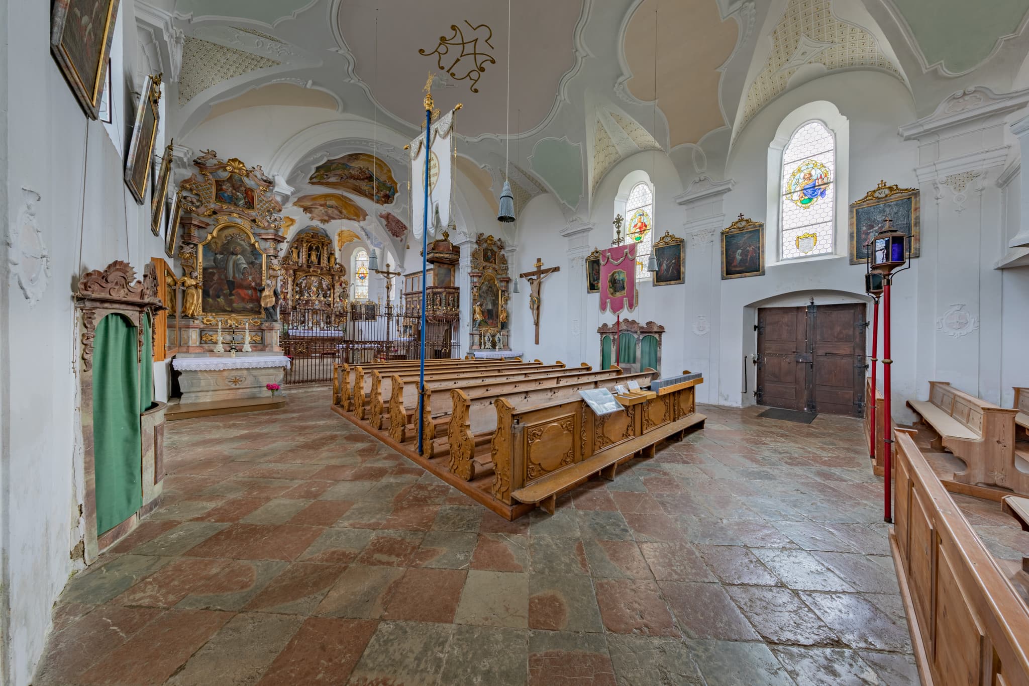 Kirche Innen in Schildthurn, Zeilarn, Rottal-Inn, Niederbayern, Holzland, Deutschland. Sakralbau mit Altar, Bänke, Decken, Fenster, Kunstwerke, Fliesenboden.