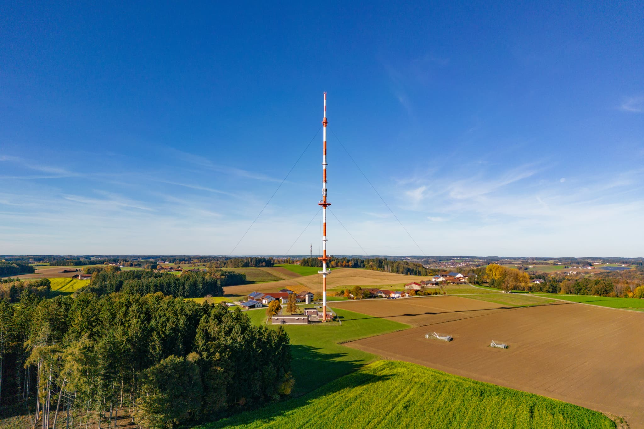 Funkturm in Rottenstuben, Hebertsfelden, umgeben von Feldern und Wäldern im Landkreis Rottal-Inn, Niederbayern. Das Holzland in Deutschland bei blauem Himmel.
