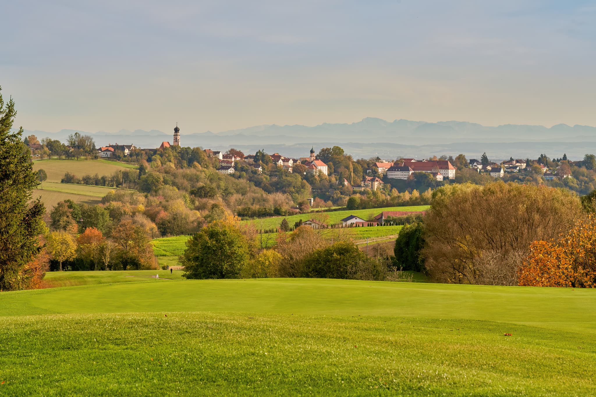Herbstliche Landschaft am Golfclub Lederbach in Bad Griesbach, Landkreis Passau, Niederbayern, Bäderdreieck, Deutschland. Golfplatz mit  Alpenblick.