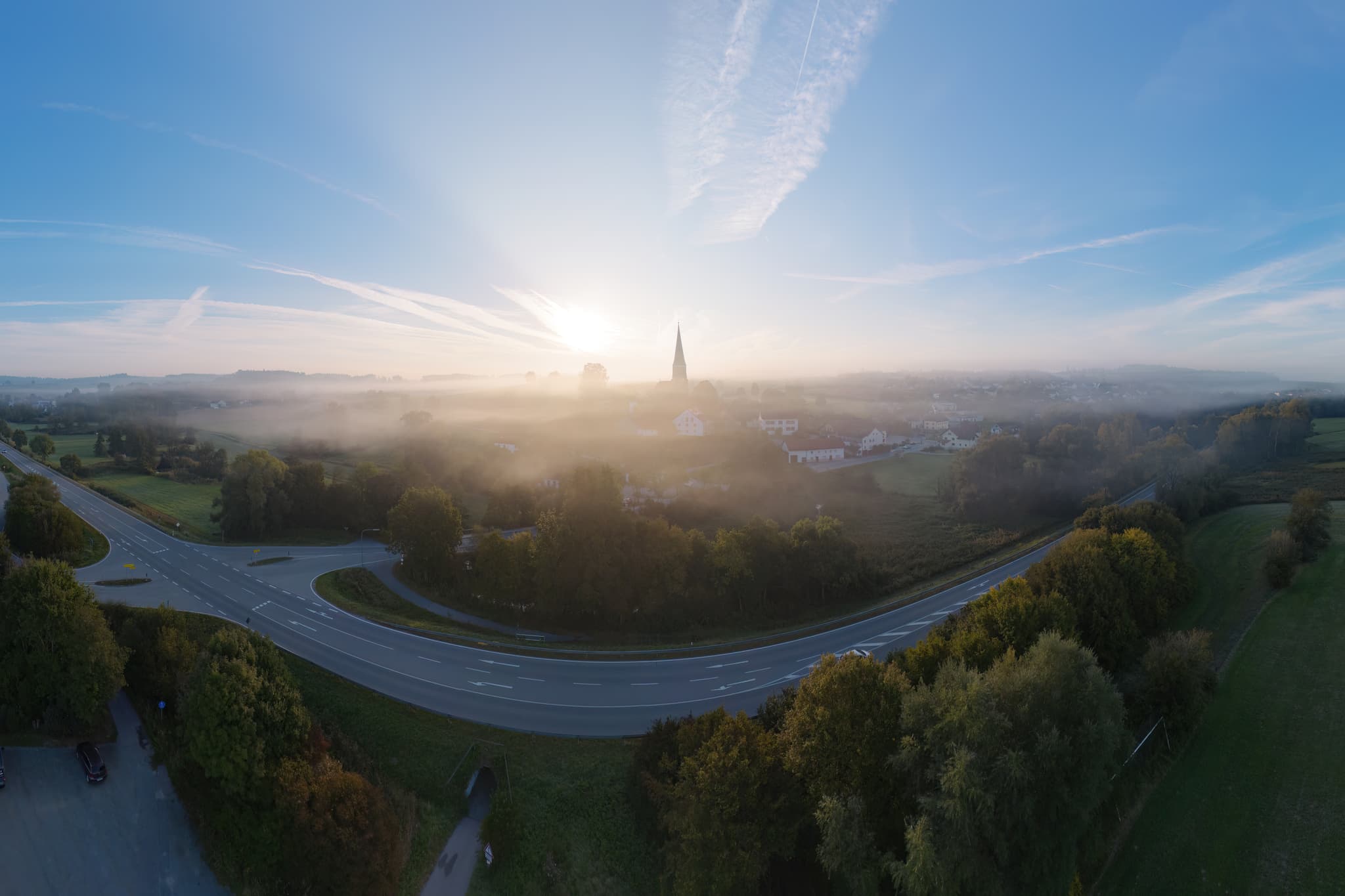 Luftbild eines herbstlichen Sonnenaufgangs über Hirschhorn, Wurmannsquick im Landkreis Rottal-Inn, Niederbayern. Nebel liegt über der Landschaft des Holzlands.