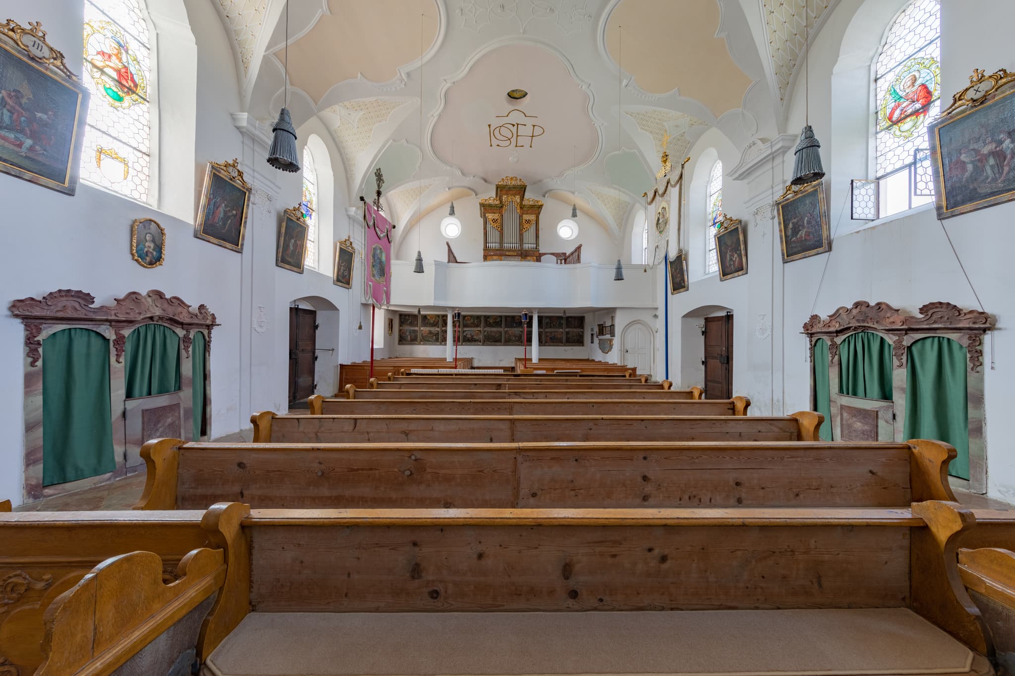 Kirche Innenansicht in Schildthurn, Zeilarn, Rottal-Inn, Niederbayern, Holzland. Gotteshaus Deutschland zeigt Holzbänke, Orgel, bunte Fenster.