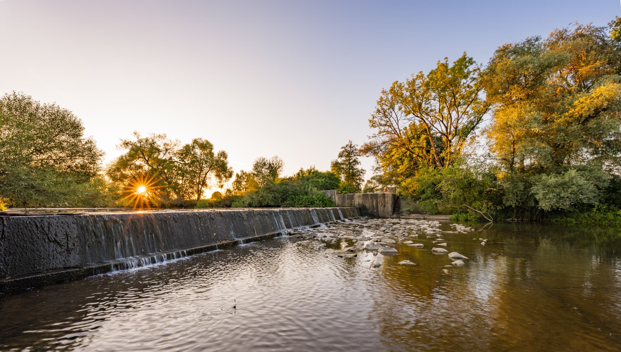 Wasserfall-Landschaft an der Löfflmühle, Rott in Hebertsfelden, Landkreis Rottal-Inn, Niederbayern, Deutschland. Bäderdreieck, eingefangen im warmen Licht.