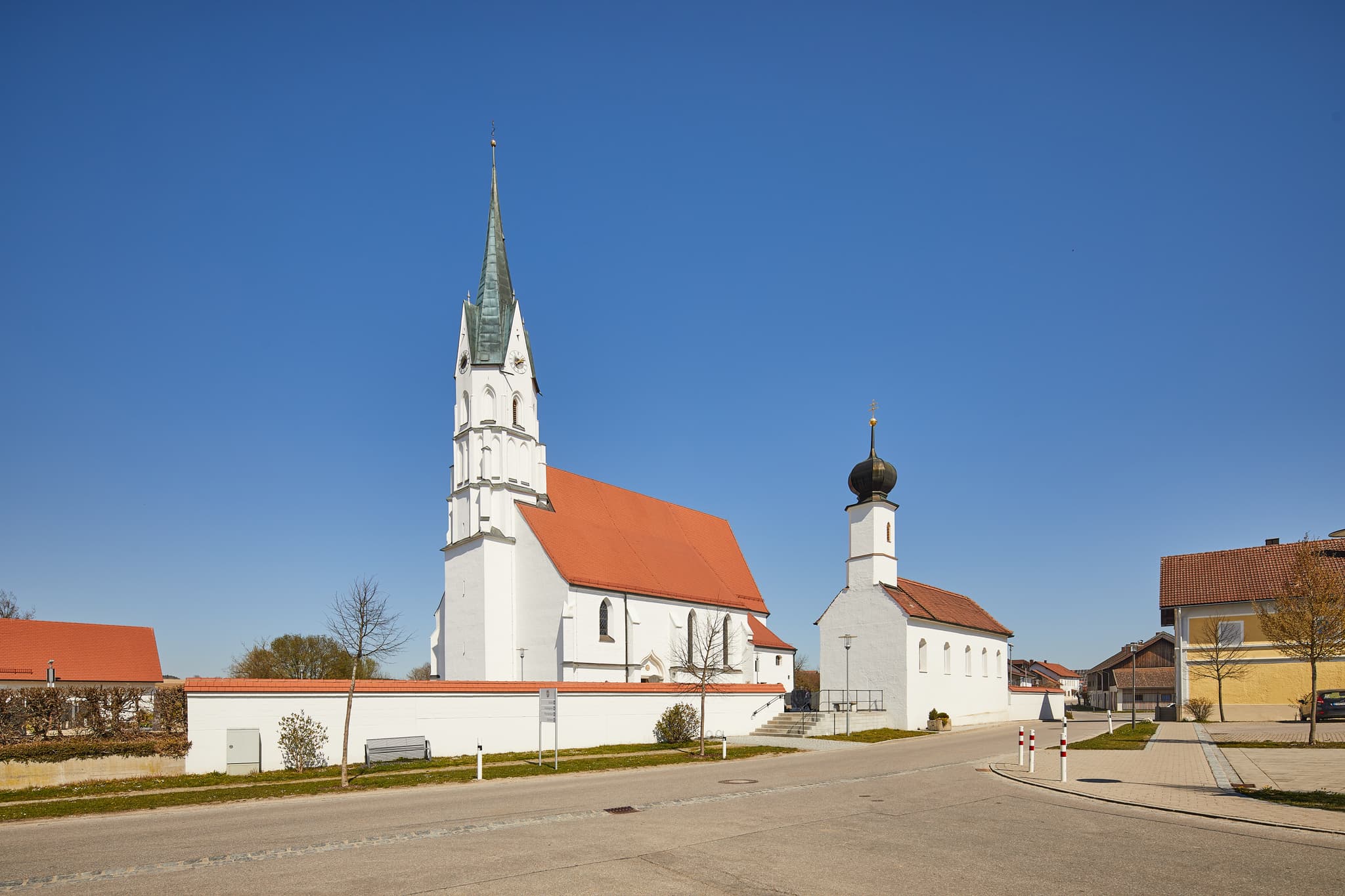 Pfarrkirche Mariä Heimsuchung in Unterdietfurt, Gemeinde in Rottal-Inn, Niederbayern. Neben ihr eine kleine Friedhofskapelle.