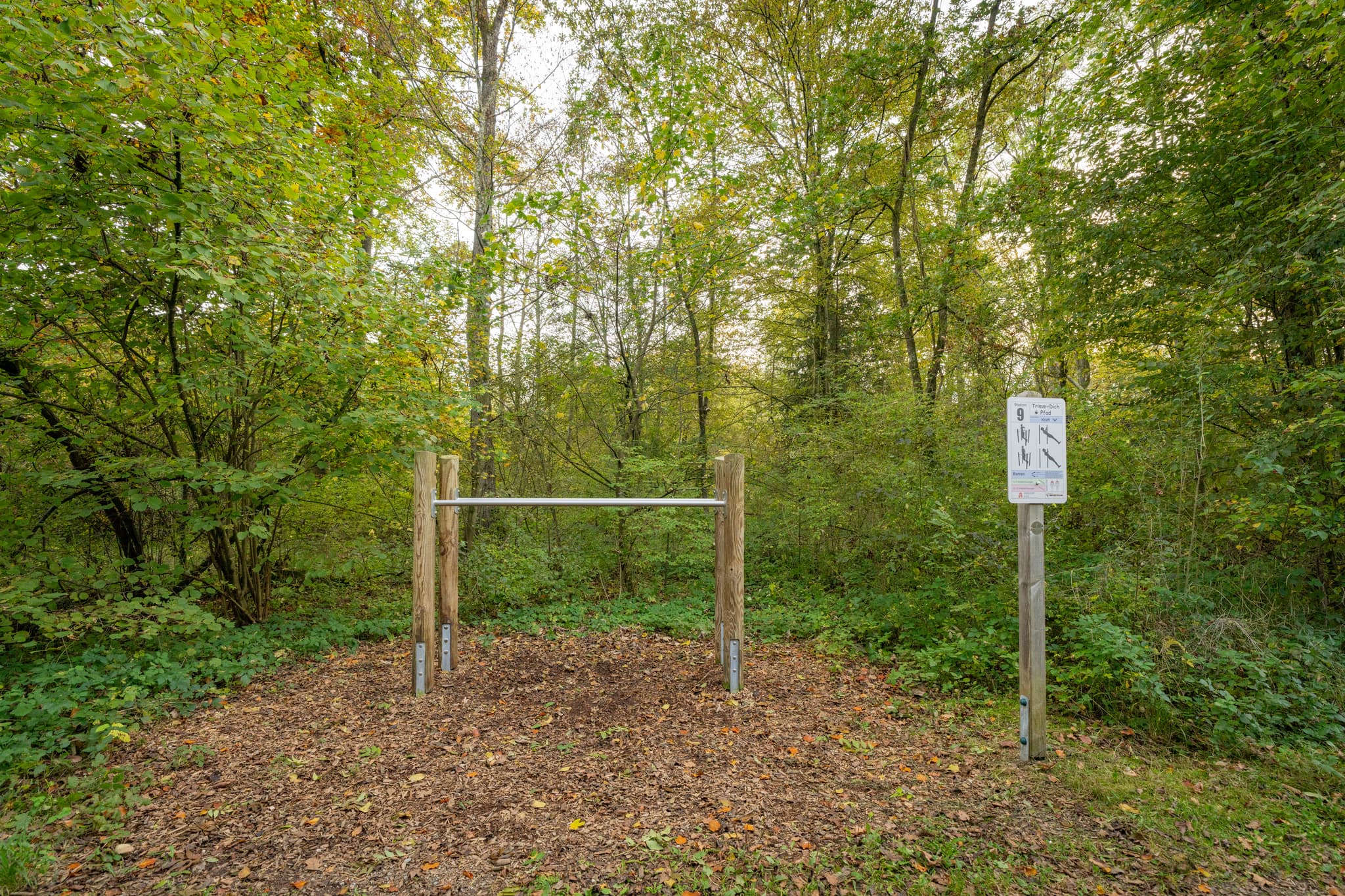 Trimm-dich-Pfad in Winhöring, Landkreis Altötting, Oberbayern. Die Sportanlage lieg in natürlicher Waldumgebung in der Region Inn-Salzach, Deutschland.
