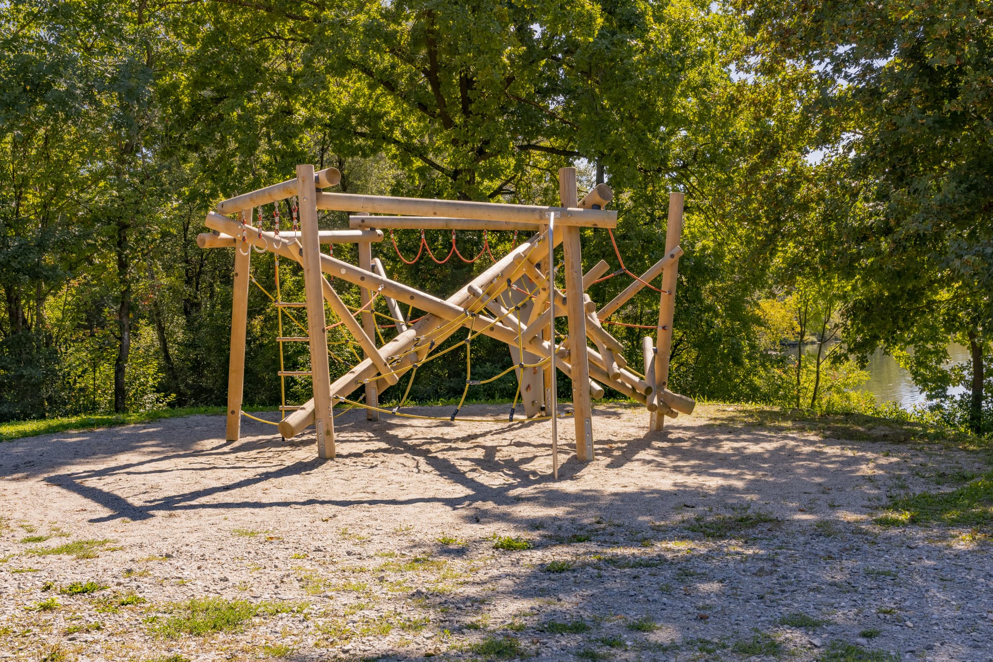 Klettergerüst am Waldsee bei Kirchdorf am Inn, im Landkreis Rottal-Inn, Niederbayern. Eine Freizeitanlage im Bäderdreieck Deutschlands, umgeben von Natur.
