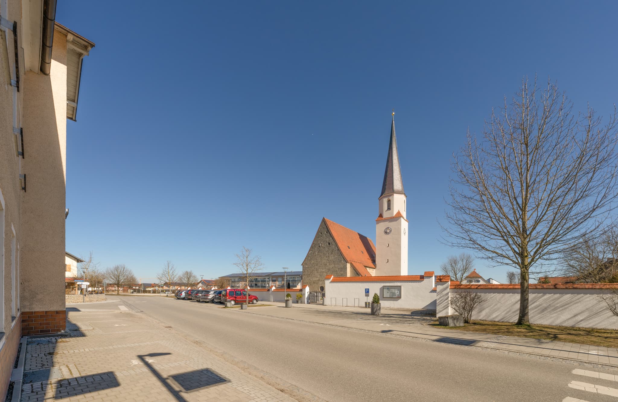 Ortsansicht von Unterneukirchen mit der Kirche. Das Motiv ist im Landkreis Altötting, Oberbayern, Region Inn-Salzach, Deutschland gelegen.