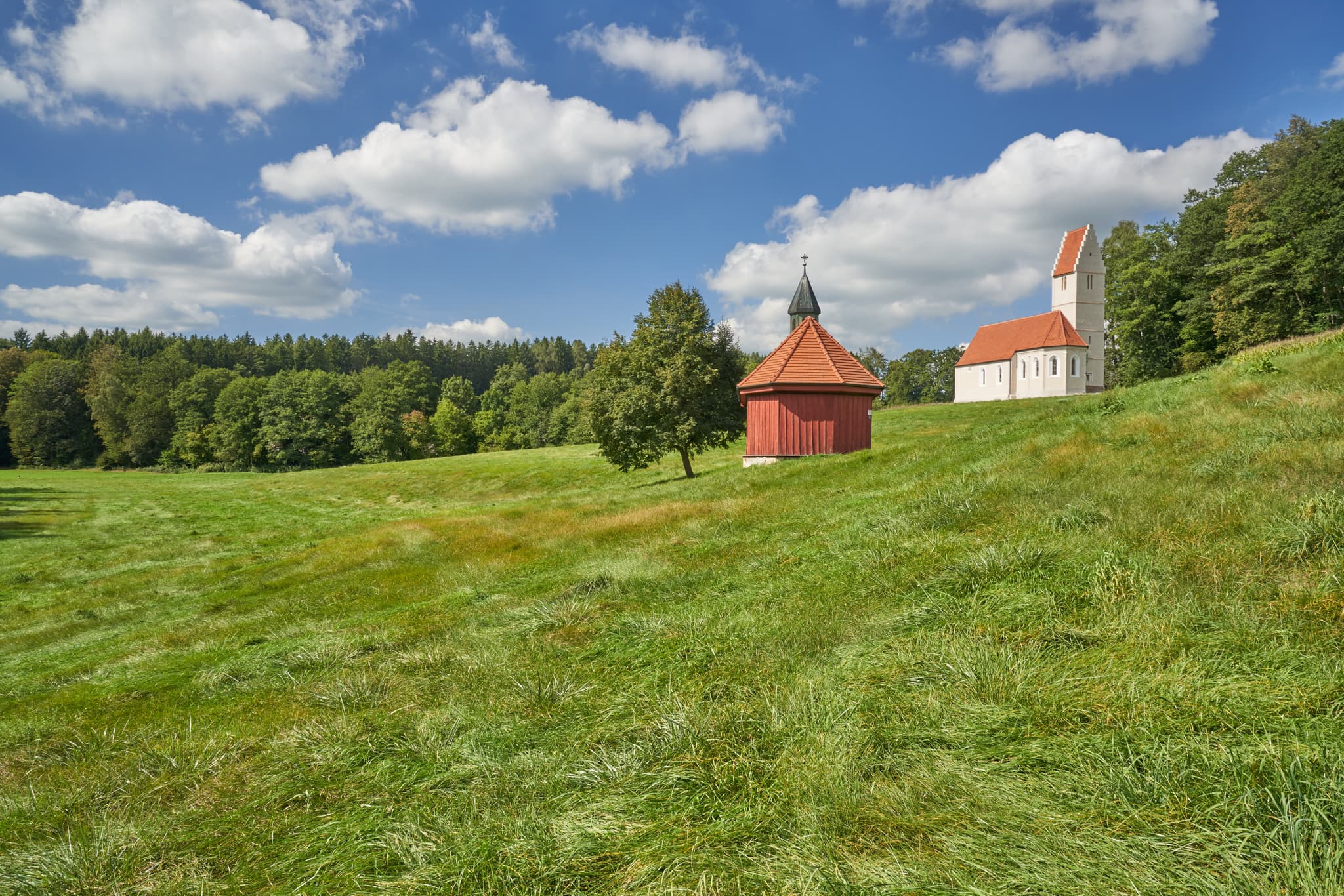 Sigrün Kirche und Corona Kapelle in Pleiskirchen, Altötting, Oberbayern, Inn-Salzach, Bayern, Deutschland. Historische Kirchengebäude in ländlicher Umgebung.