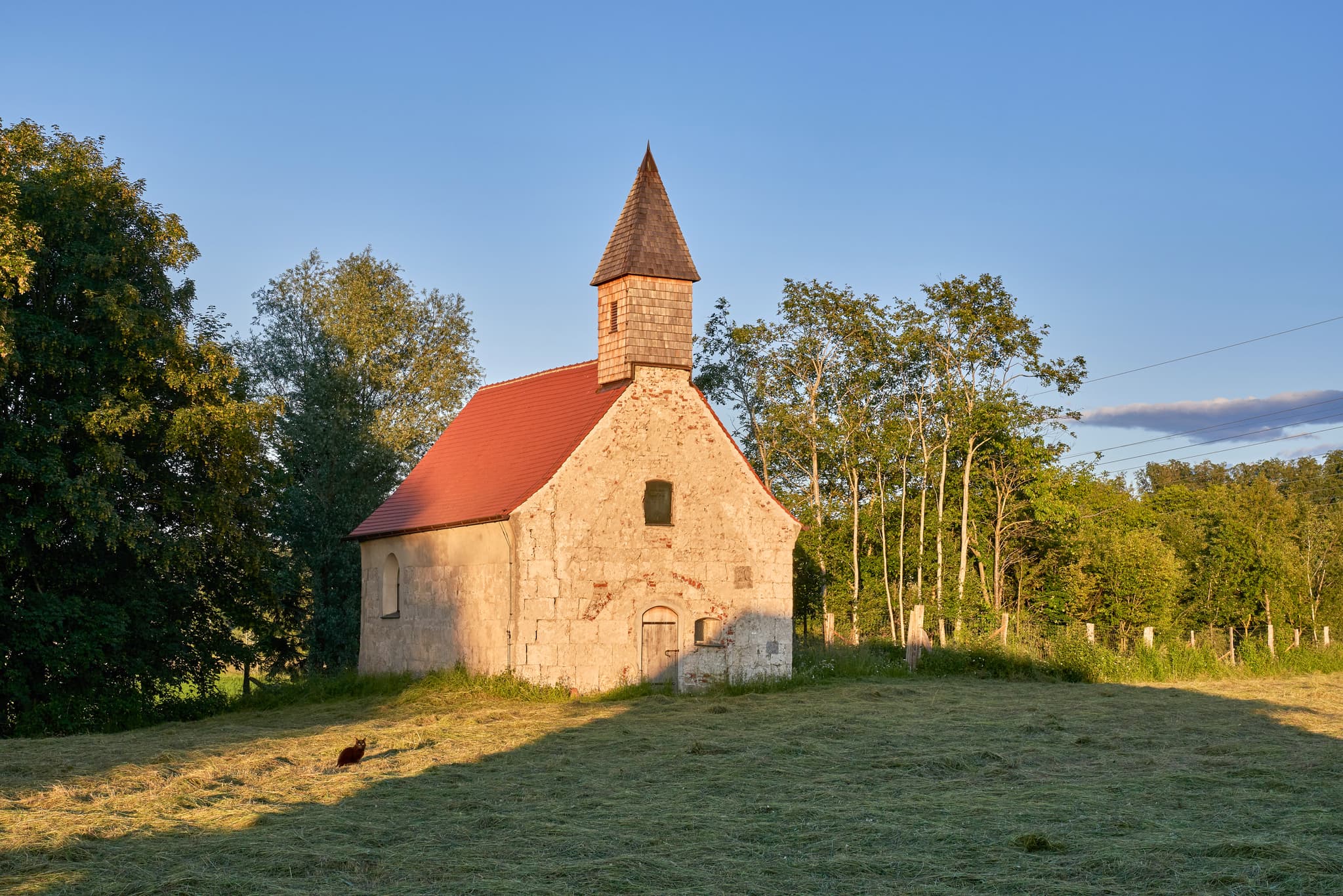 Die Kapelle St. Petrus und Paulus in Mitterhausen, Altötting, Oberbayern, Inn-Salzach, Deutschland, ist eine kleine, historische Kirche in ländlicher Umgebung.