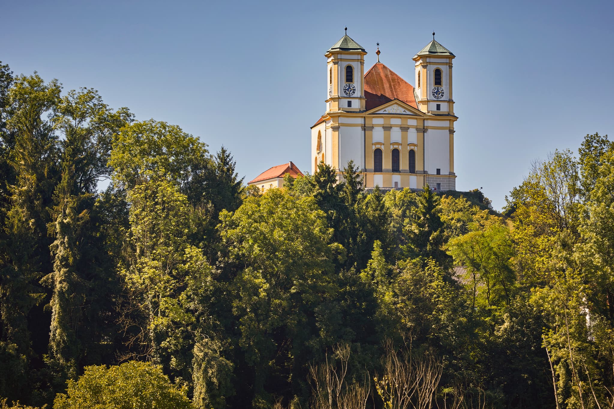 Ansicht der Klosterkirche Marienberg, gelegen auf einem bewaldeten Hügel in Marienberg Außen, Burghausen, im Landkreis Altötting, Oberbayern, Inn-Salzach.