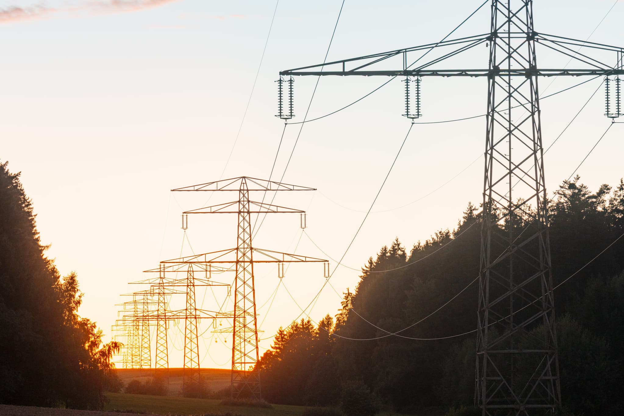 Stromtrasse bei Sonnenuntergang in Frauenhaselbach, Neumarkt St. Veit, Mühldorf am Inn, Oberbayern, Deutschland. Energieversorgung in der Region Inn-Salzach.